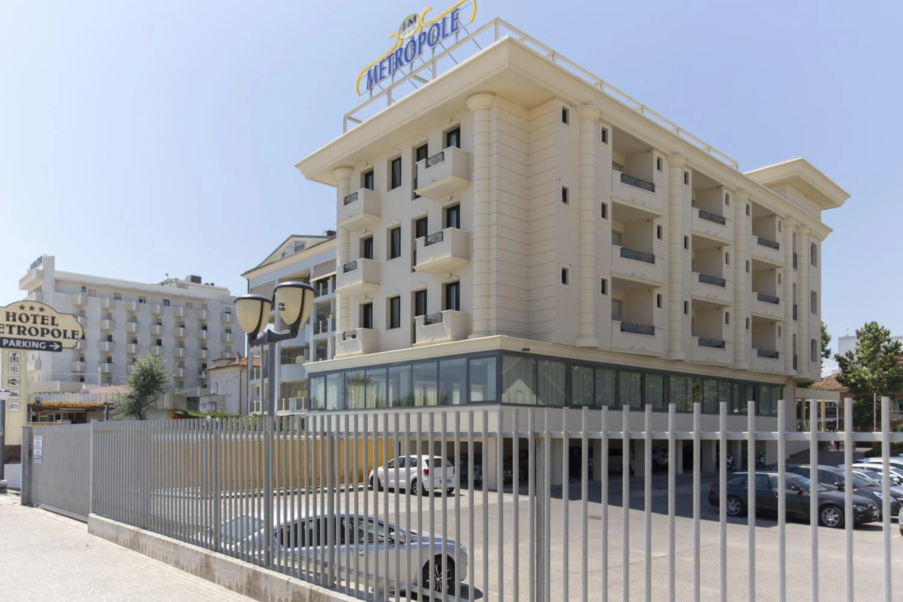 Property building in Hotel Metropole