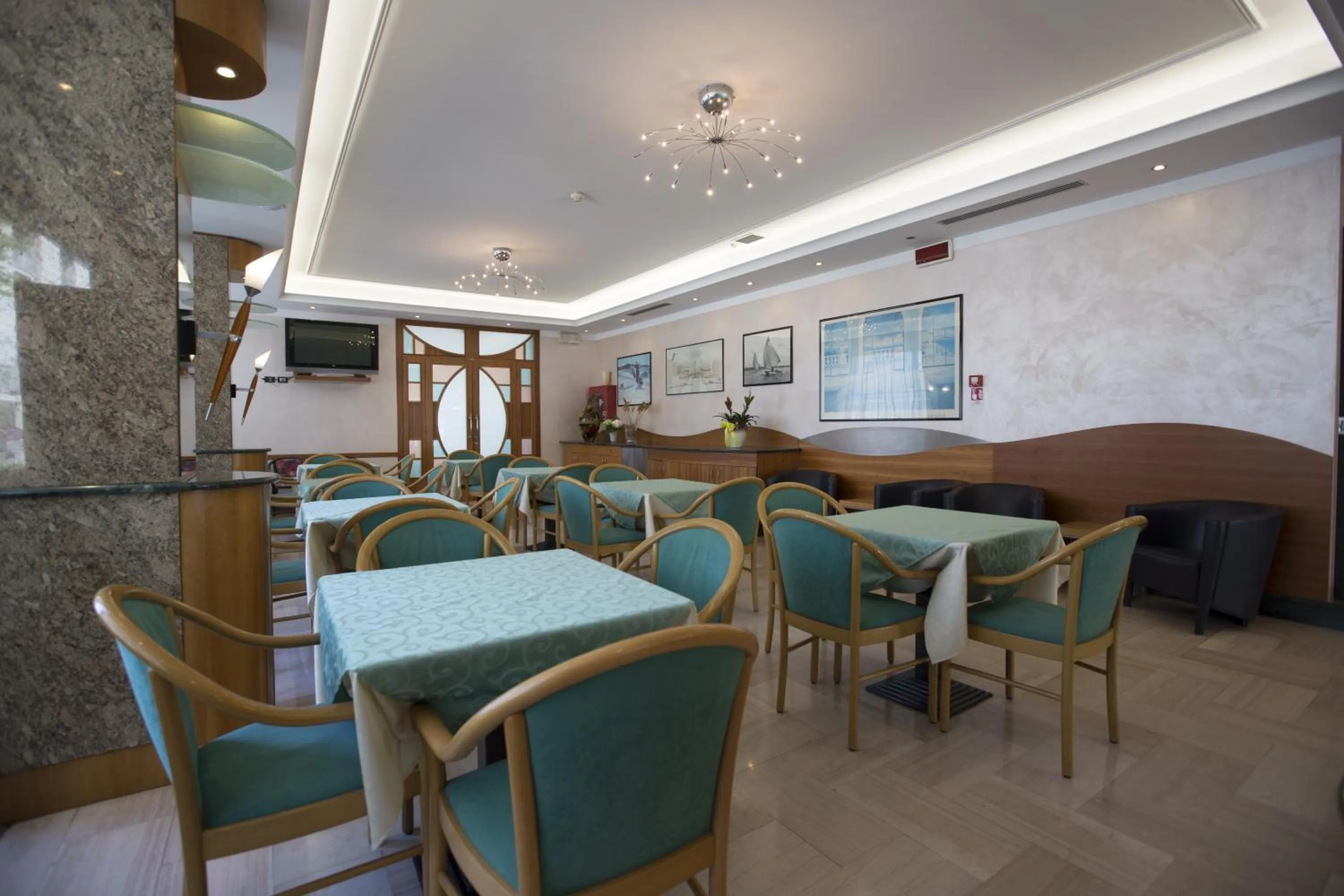 Communal lounge/ TV room in Hotel Metropole