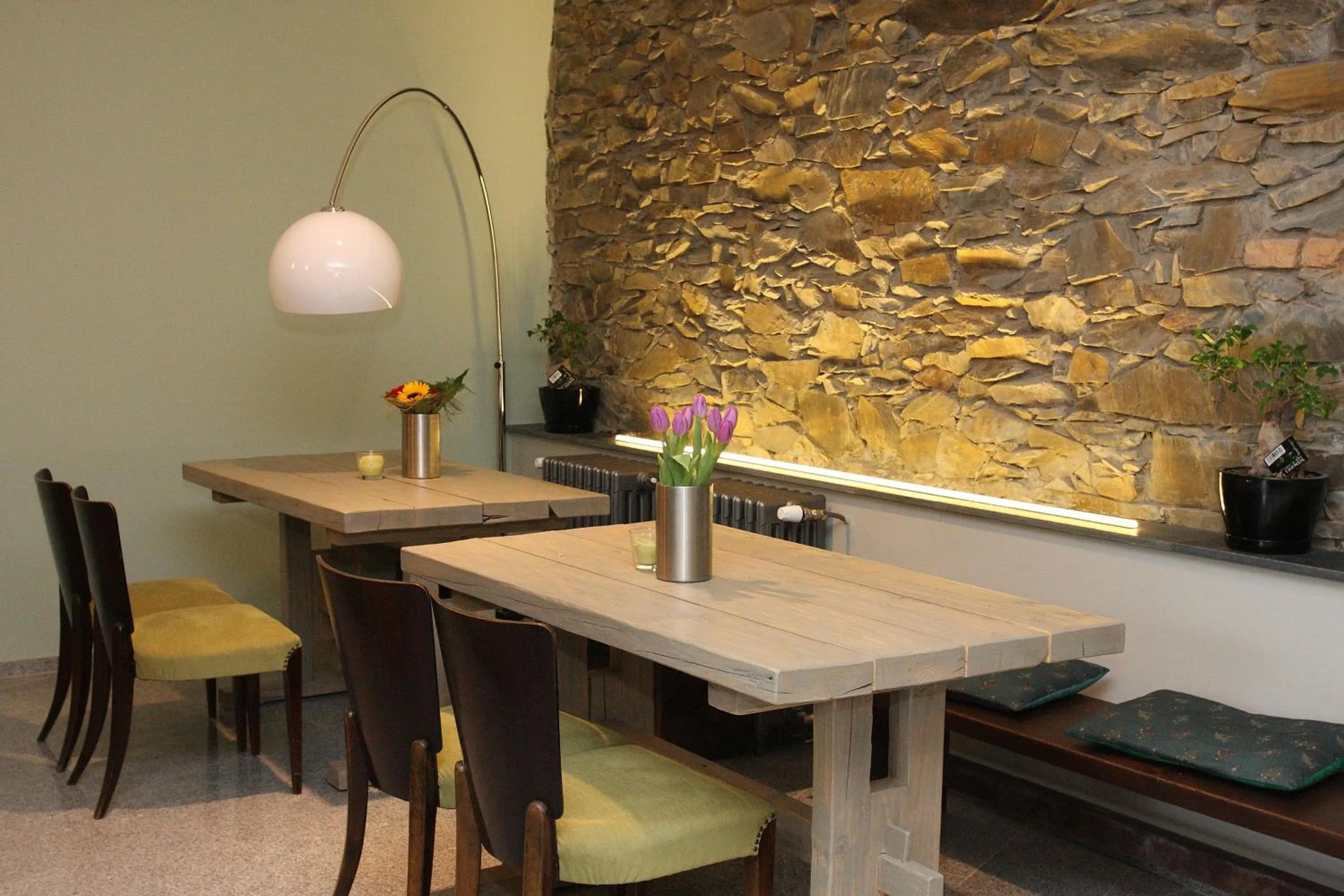 Restaurant/places to eat in Alt pension