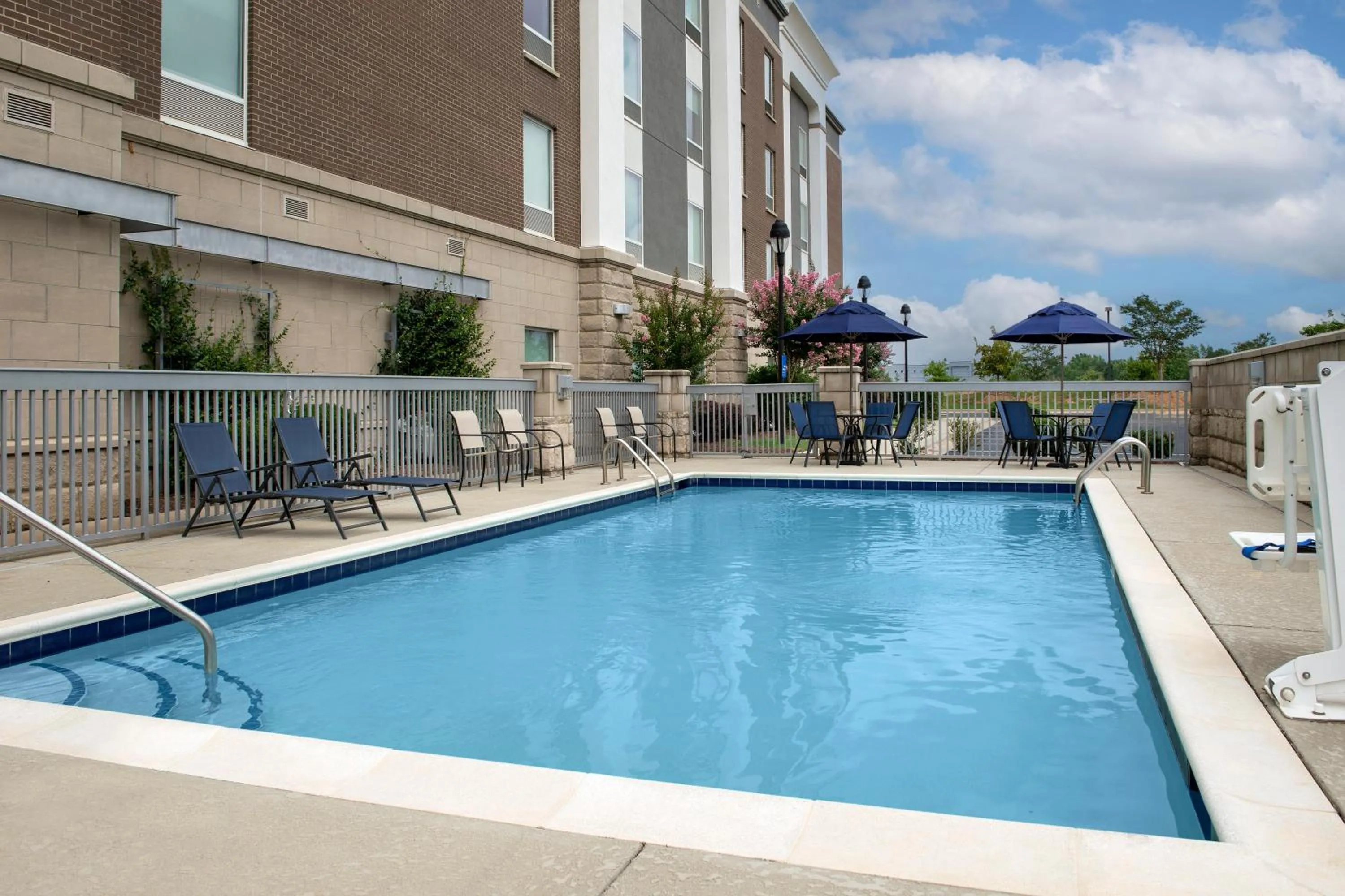 Swimming pool in Hampton Inn & Suites Holly Springs