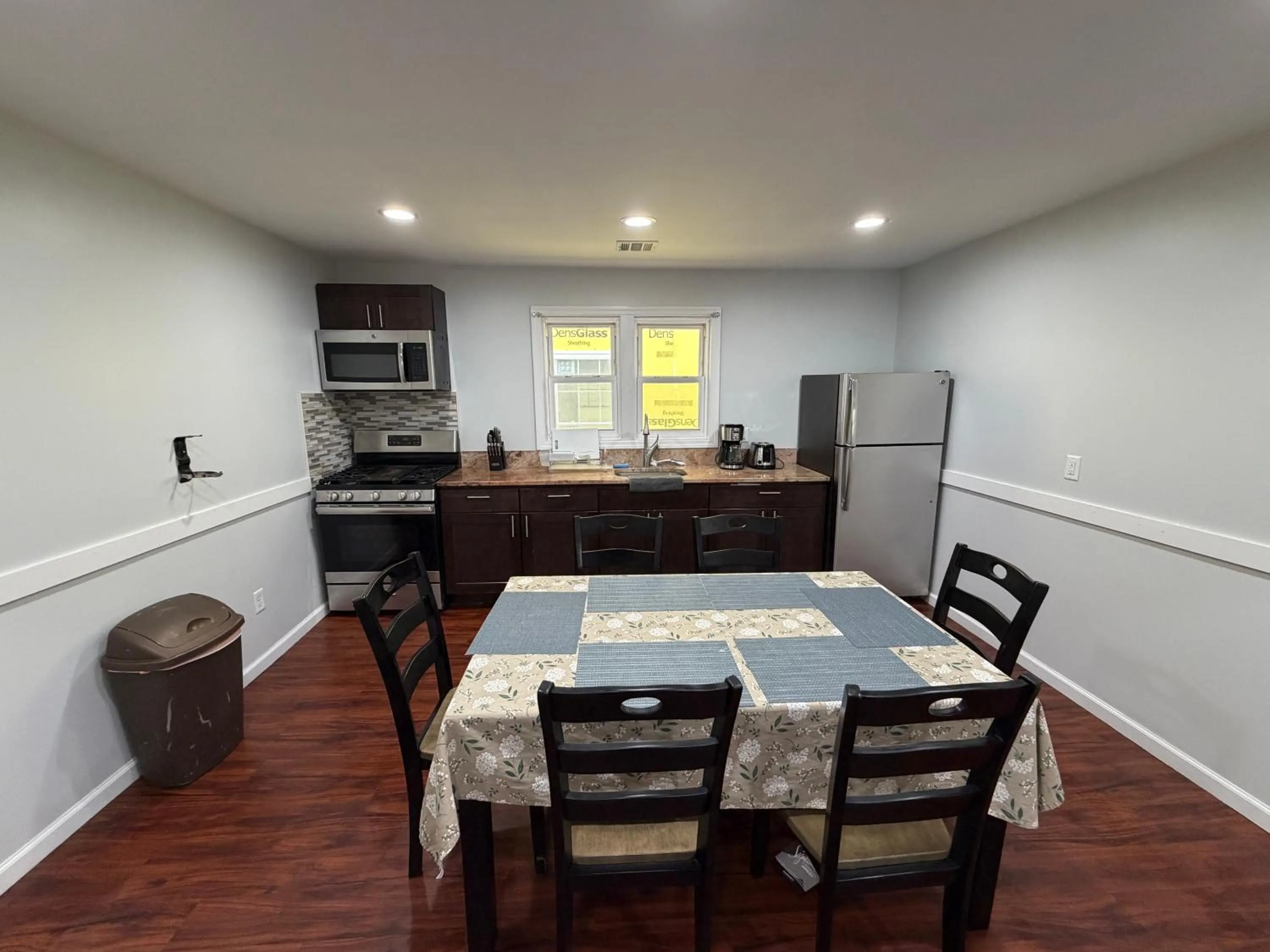 Kitchen or kitchenette in Anchor Motel