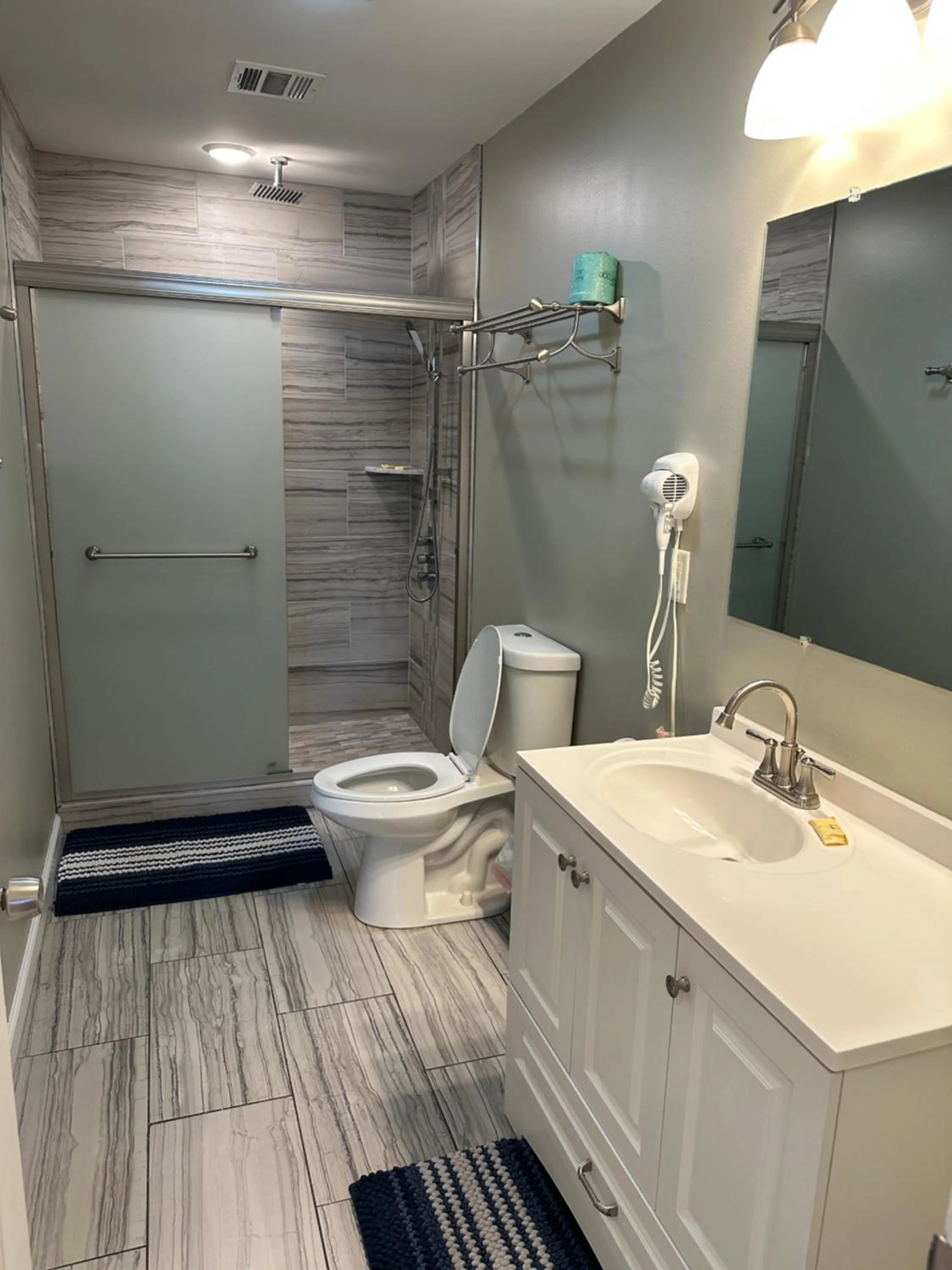 Shower in Anchor Motel