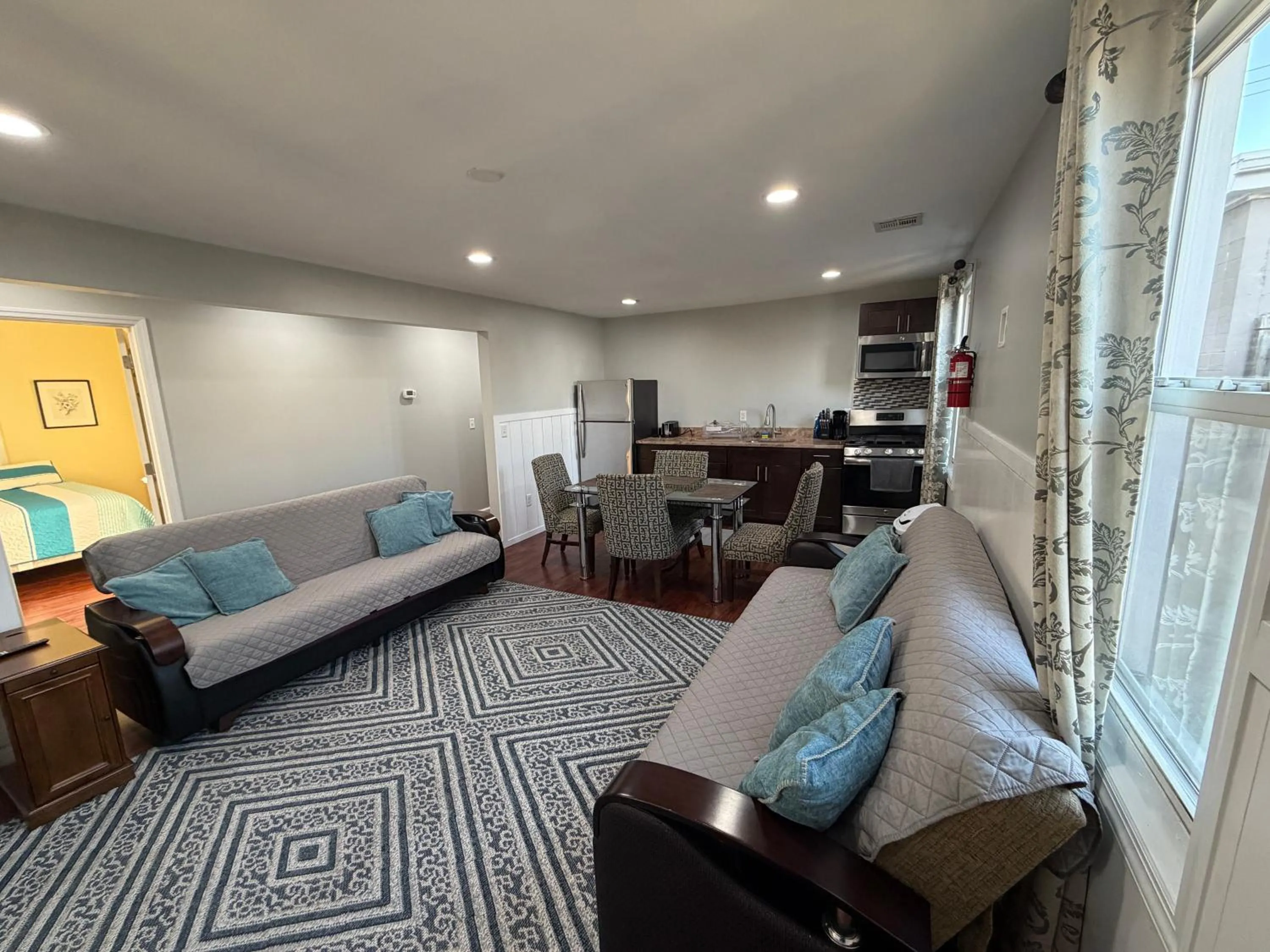 Living room in Anchor Motel