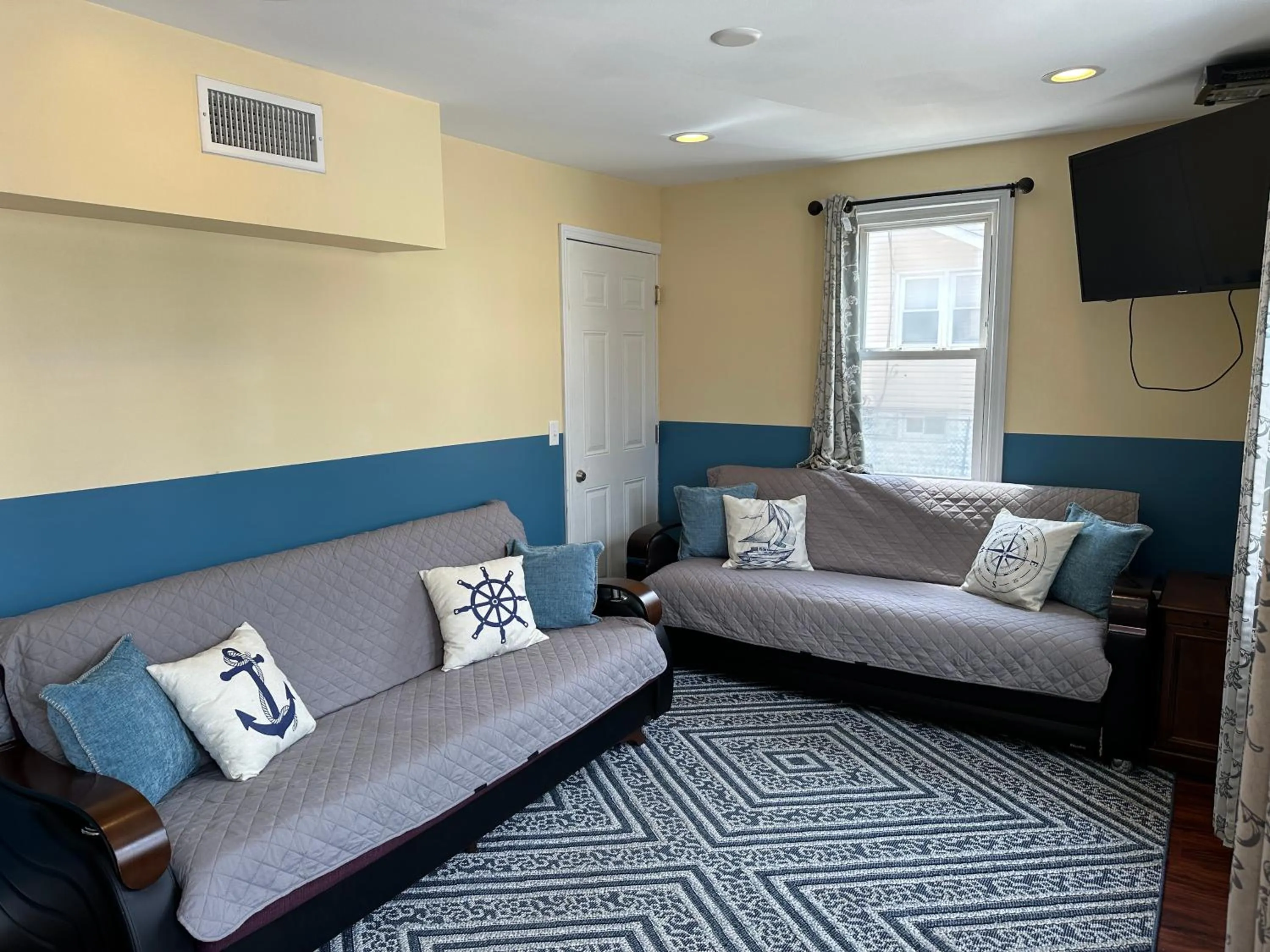 Living room in Anchor Motel