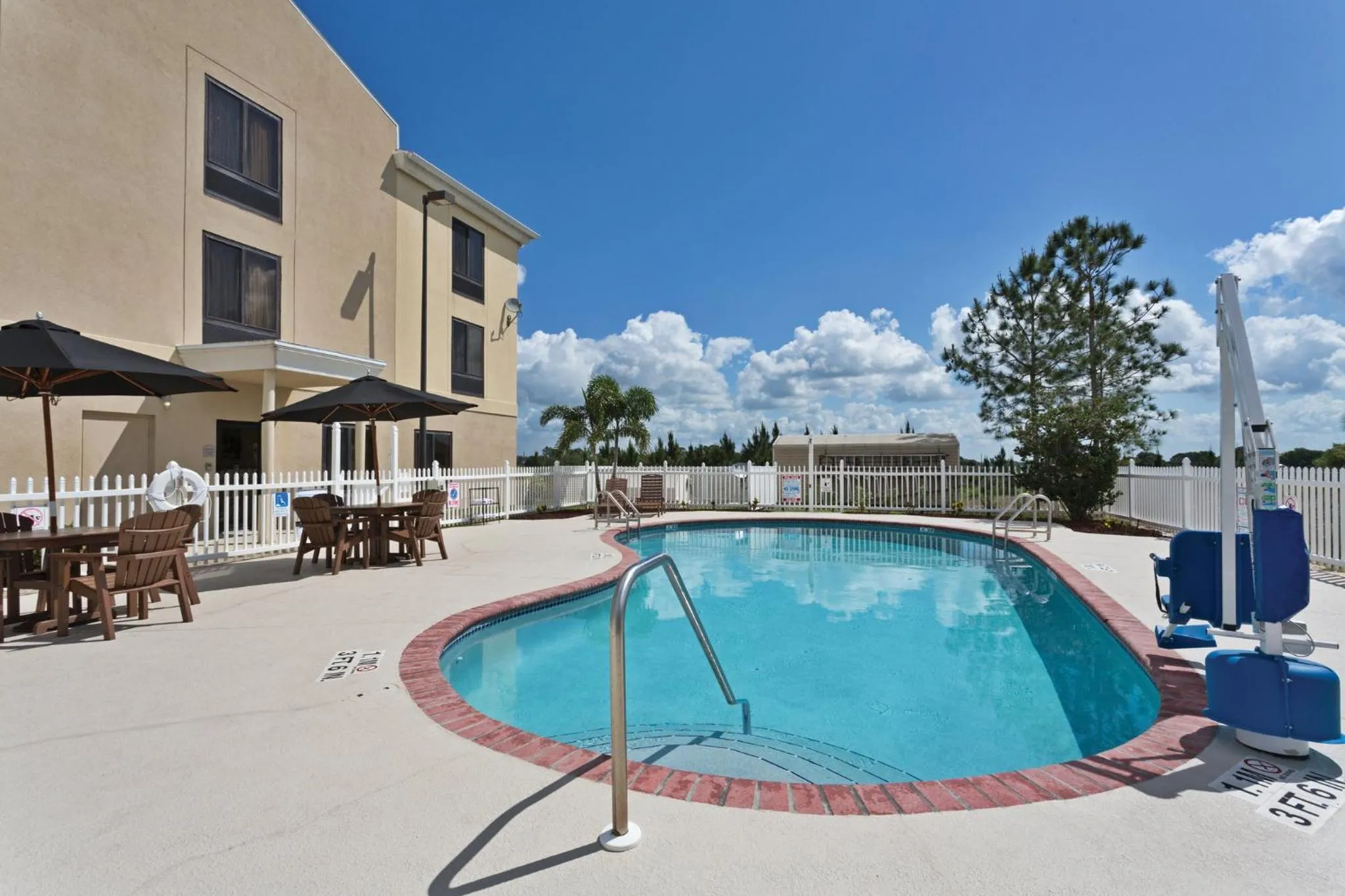 Swimming pool in Holiday Inn Express & Suites Sebring by IHG