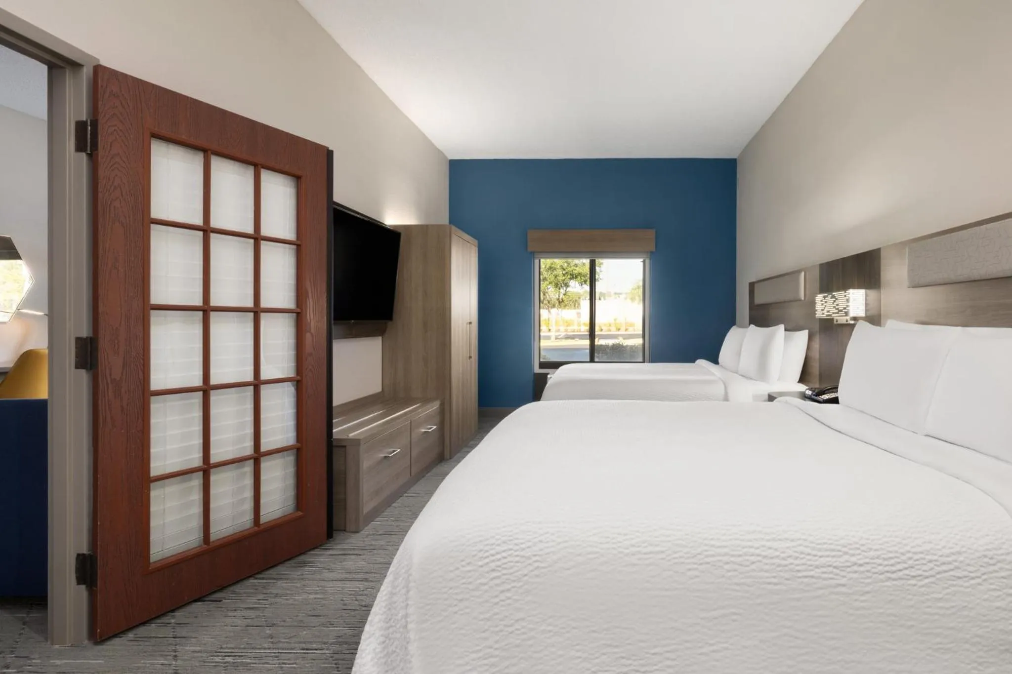 Photo of the whole room, Bed in Holiday Inn Express & Suites Sebring by IHG