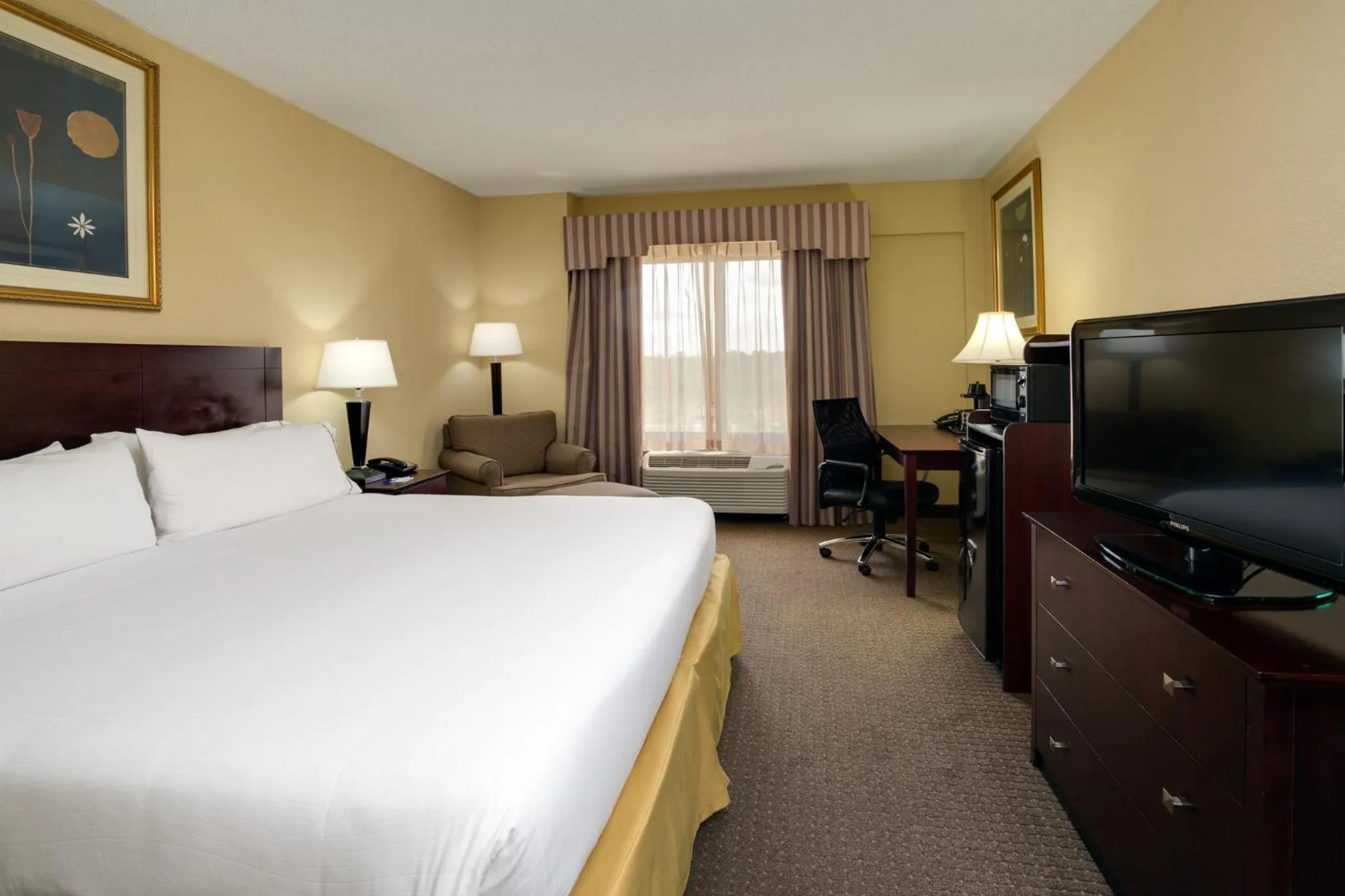 Photo of the whole room, Bed in Holiday Inn Express & Suites Sebring by IHG