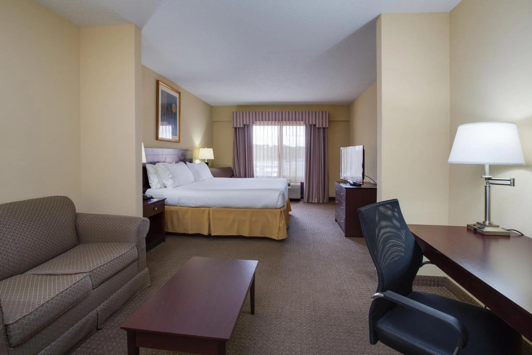Photo of the whole room, Bed in Holiday Inn Express & Suites Sebring by IHG