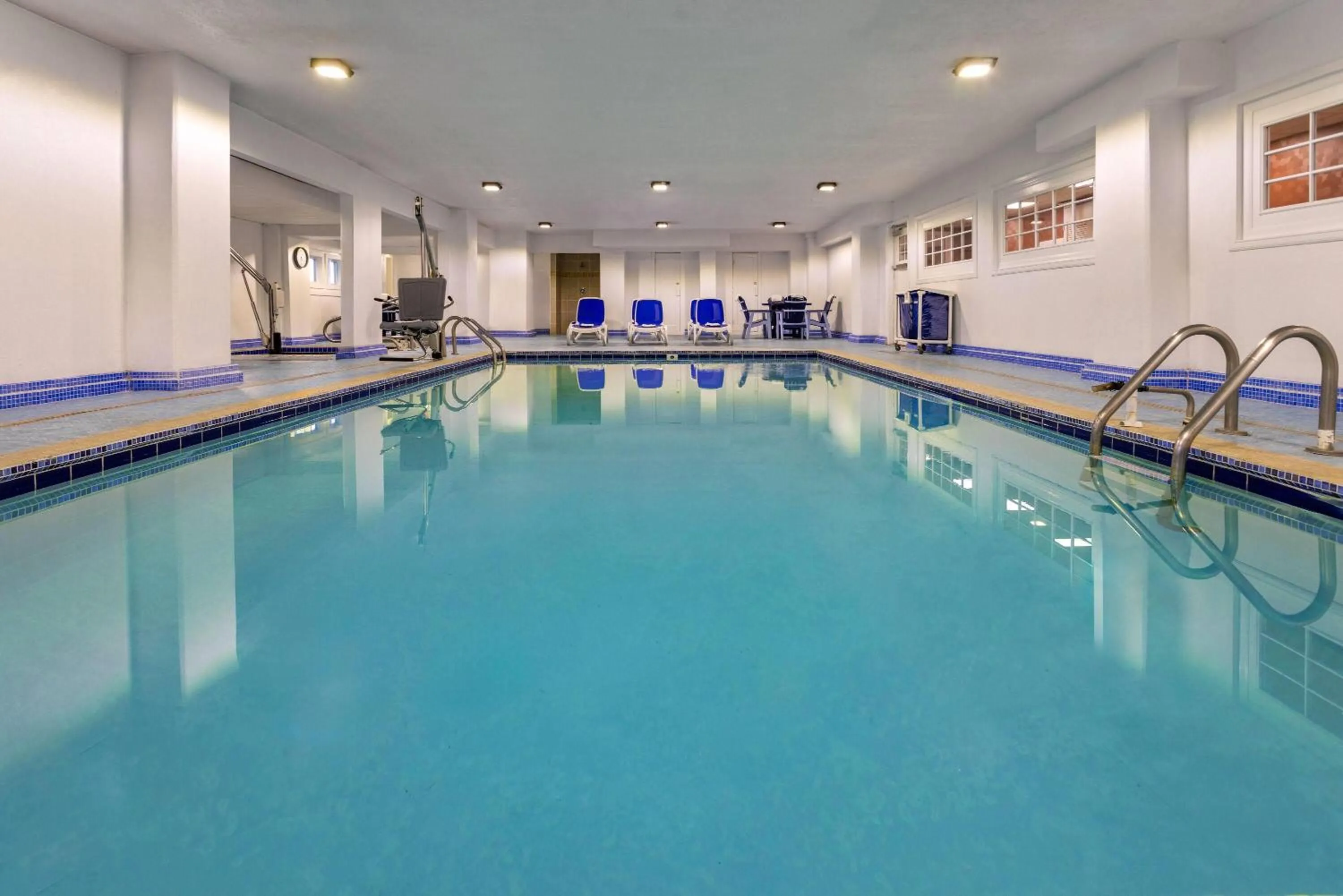 Swimming pool in Howard Johnson Plaza by Wyndham Ocean City Oceanfront