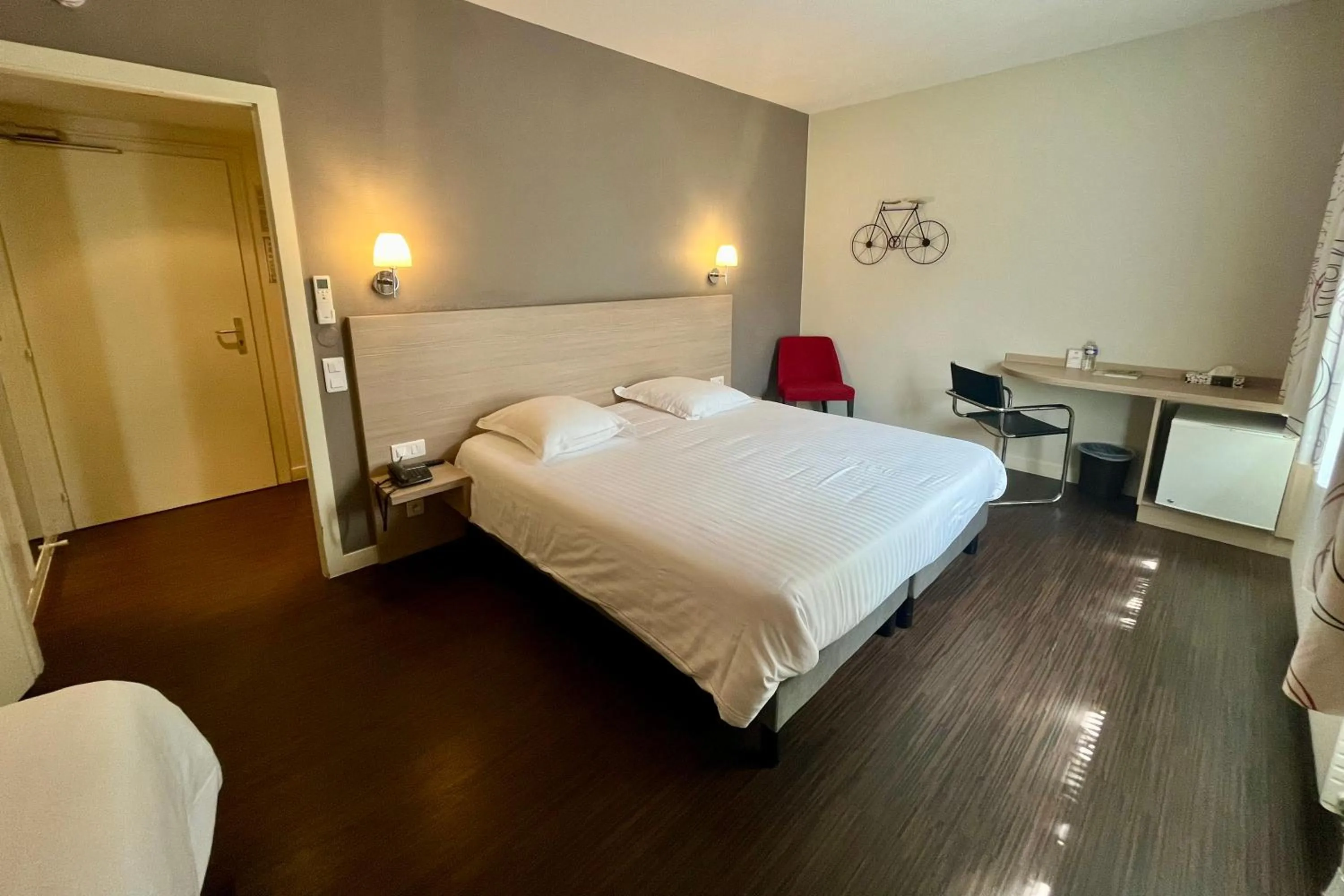 Bedroom, Bed in Hôtel Le Ménestrel