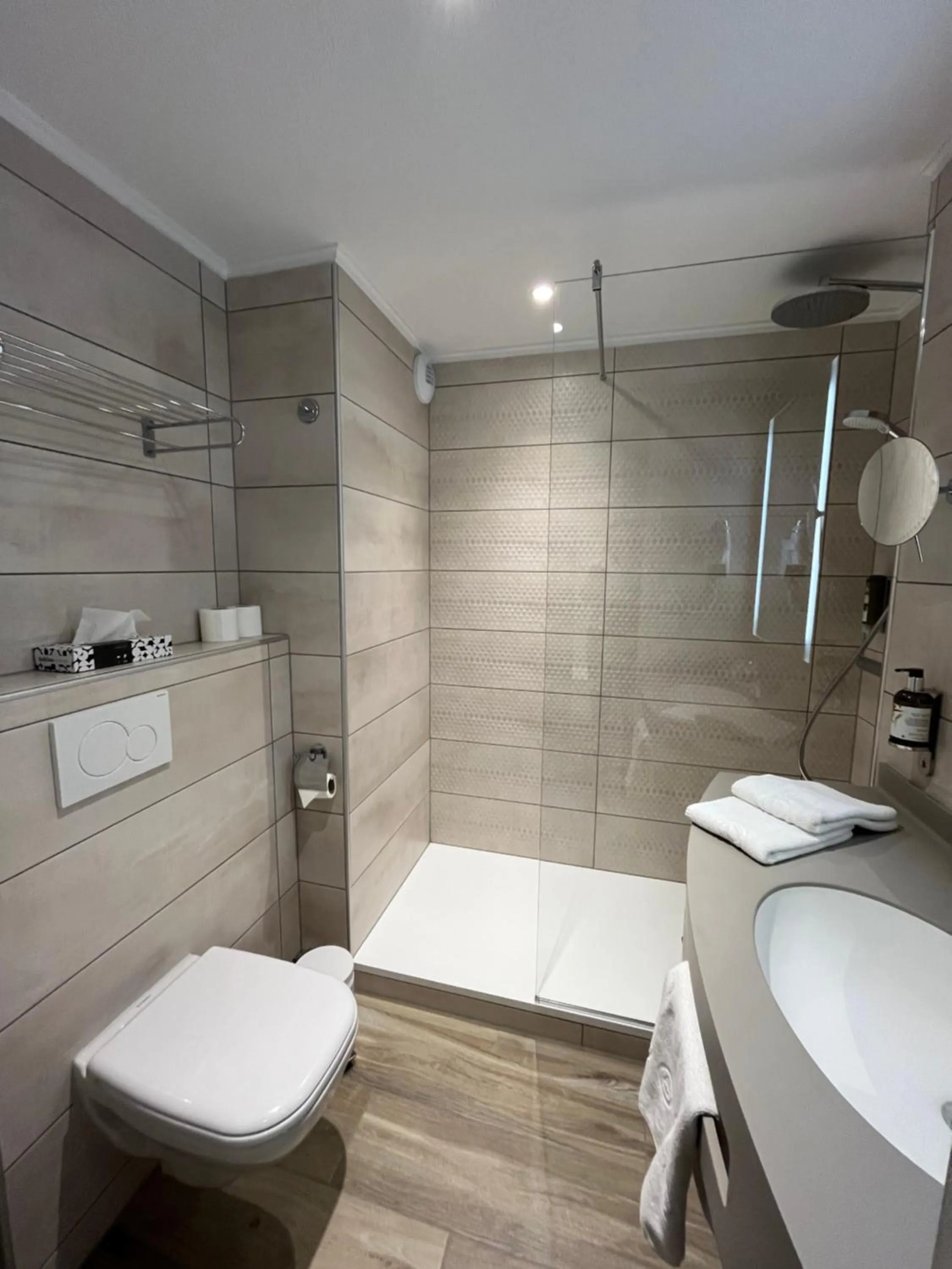 Bathroom in Hôtel Le Ménestrel