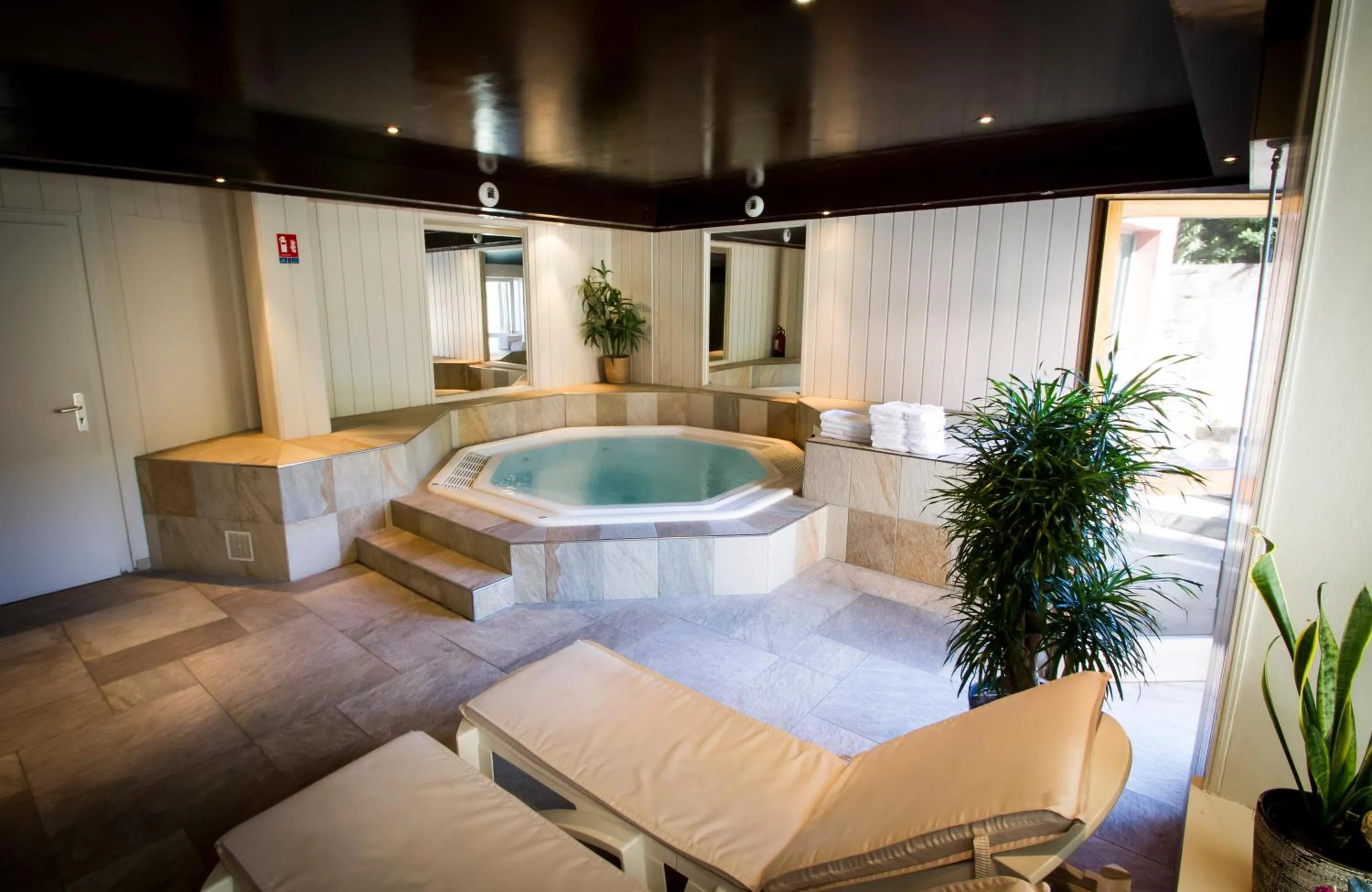 Hot Tub in Hôtel Le Ménestrel