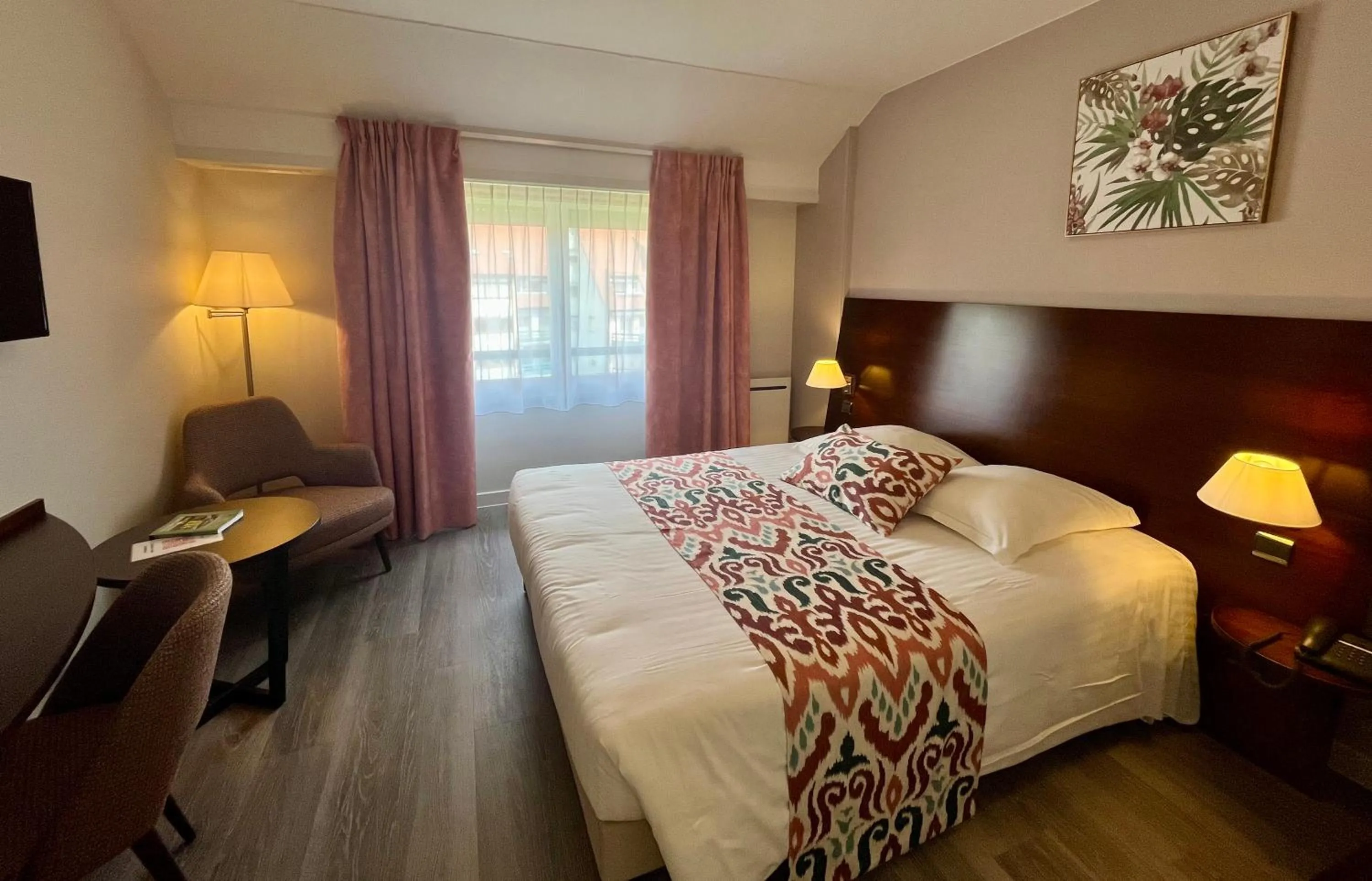 Bedroom, Bed in Hôtel Le Ménestrel