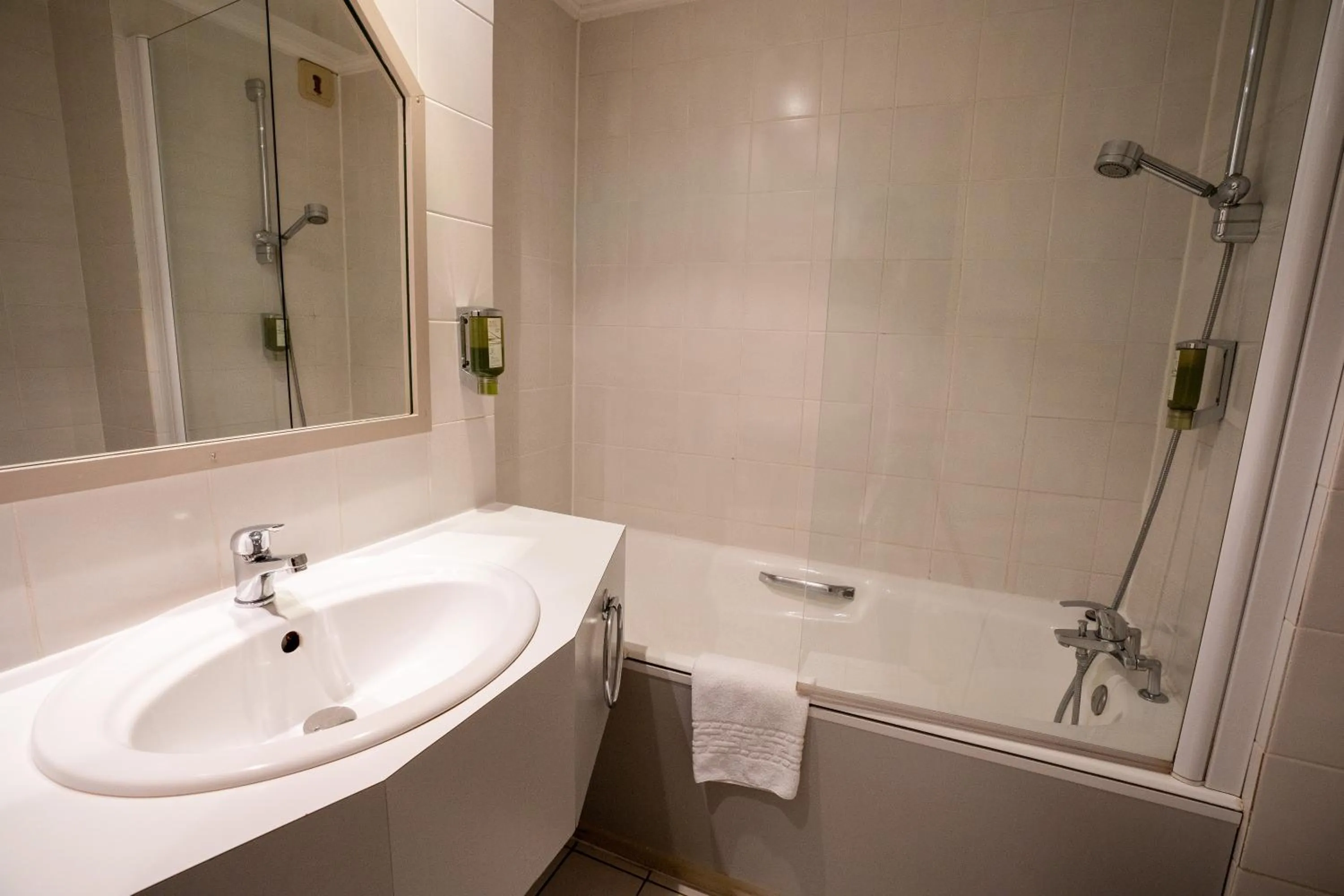 Bedroom in Hôtel Le Ménestrel