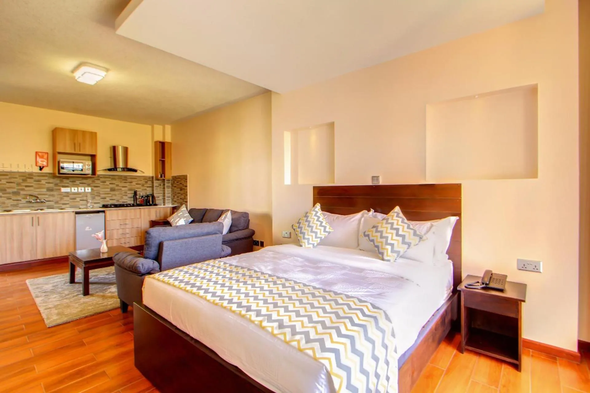 Kitchen or kitchenette, Bed in Highlands Suites Hotel Apartments