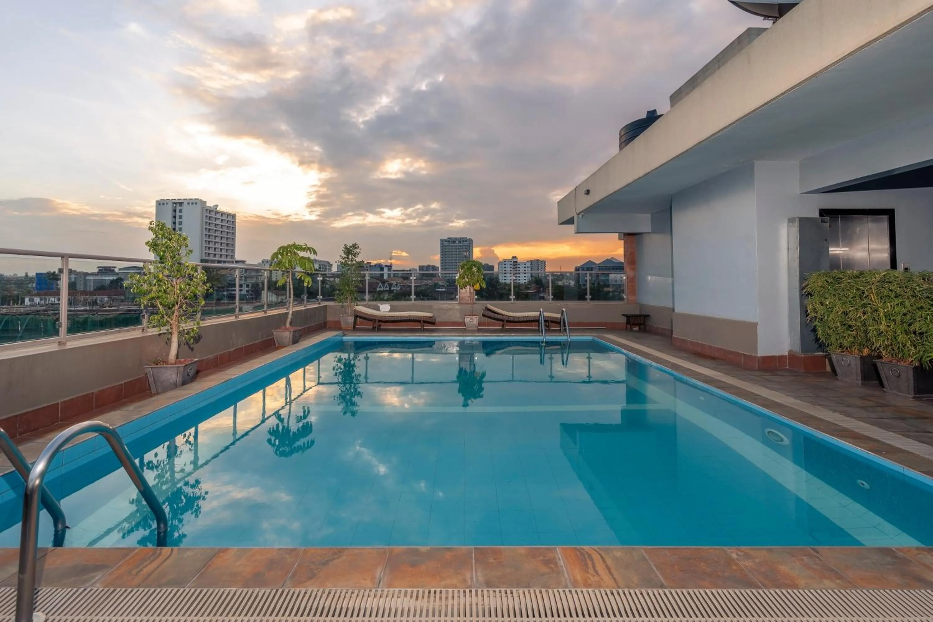 Swimming pool in Highlands Suites Hotel Apartments