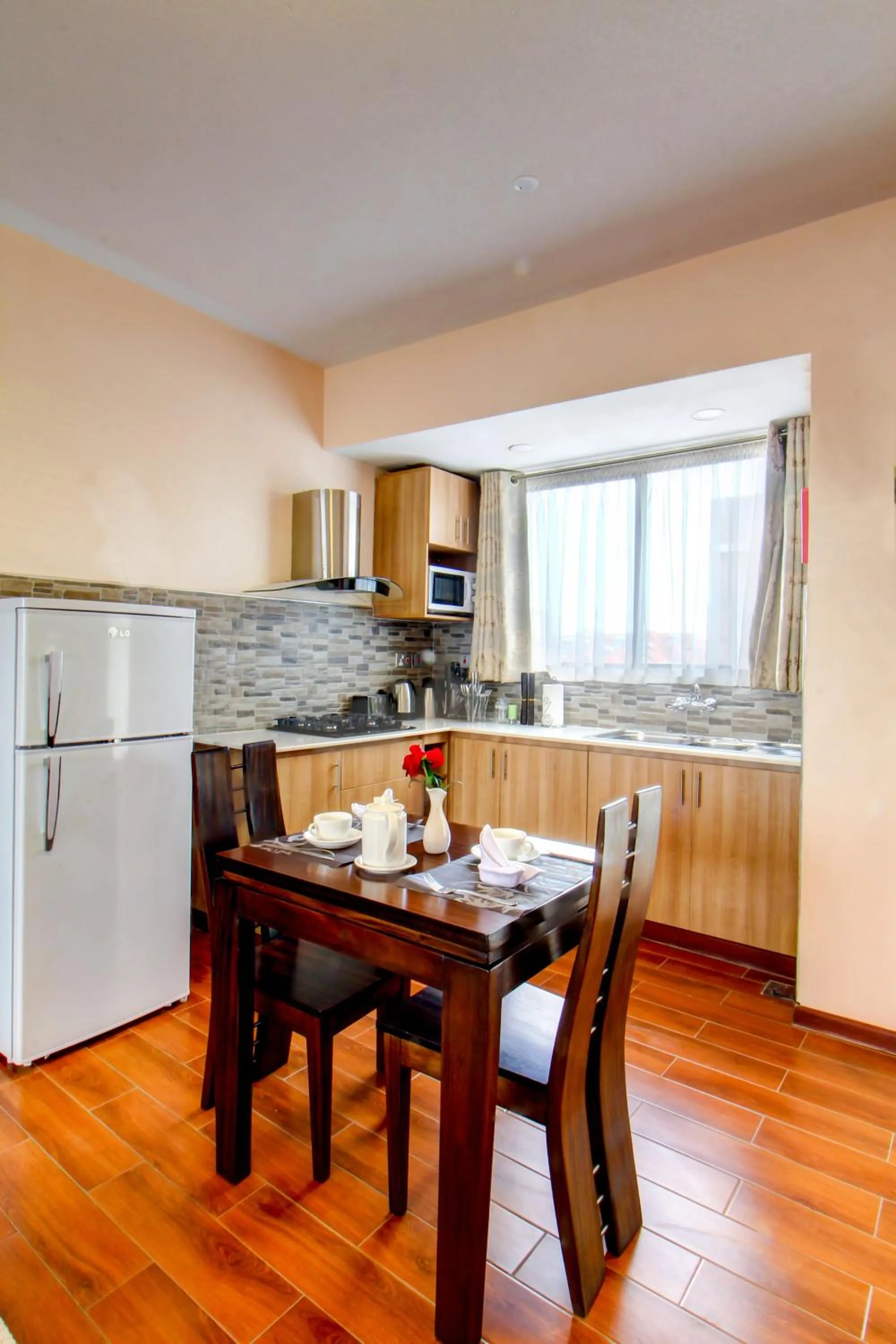 Kitchen or kitchenette in Highlands Suites Hotel Apartments