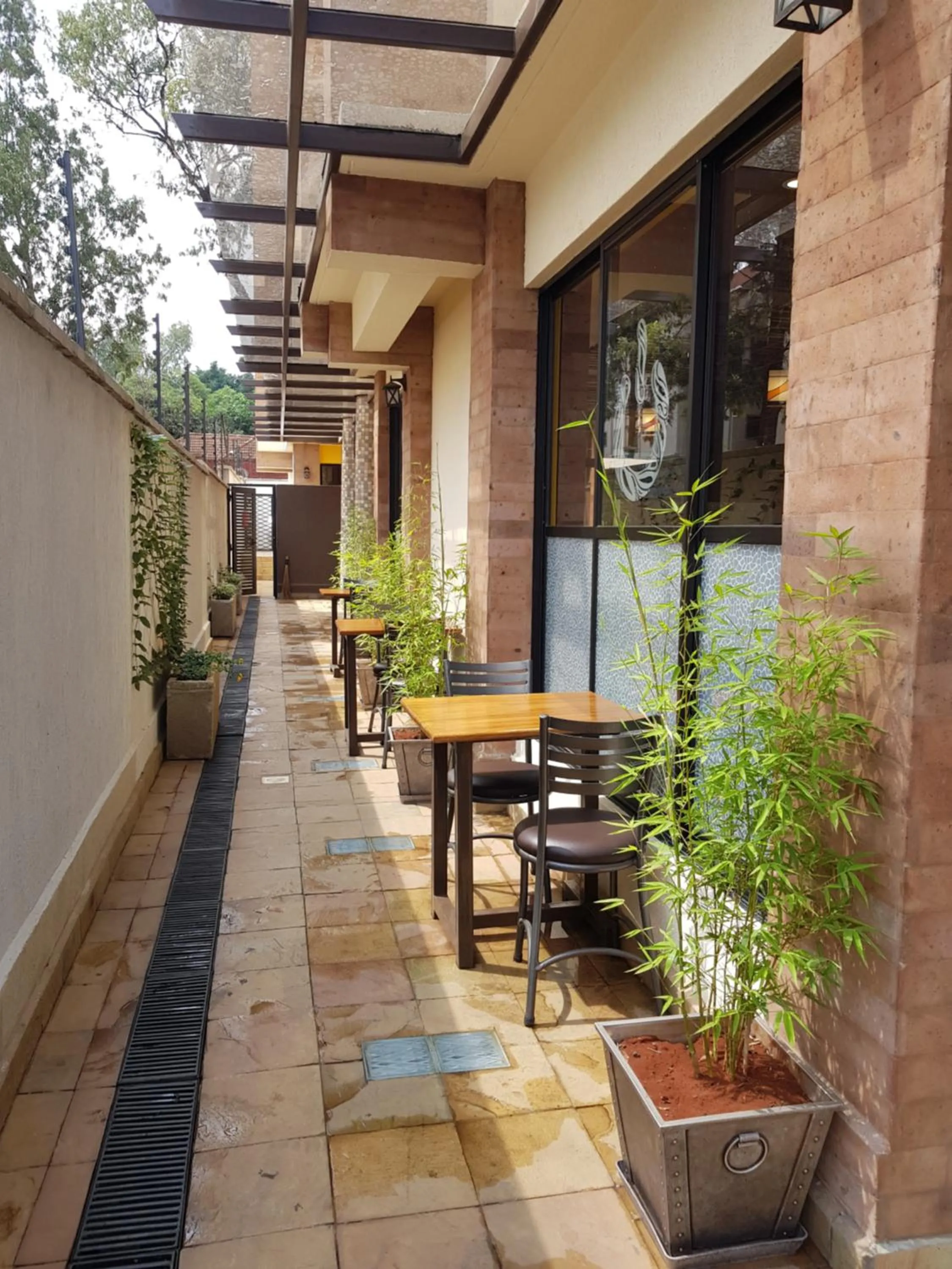 Restaurant/places to eat in Highlands Suites Hotel Apartments