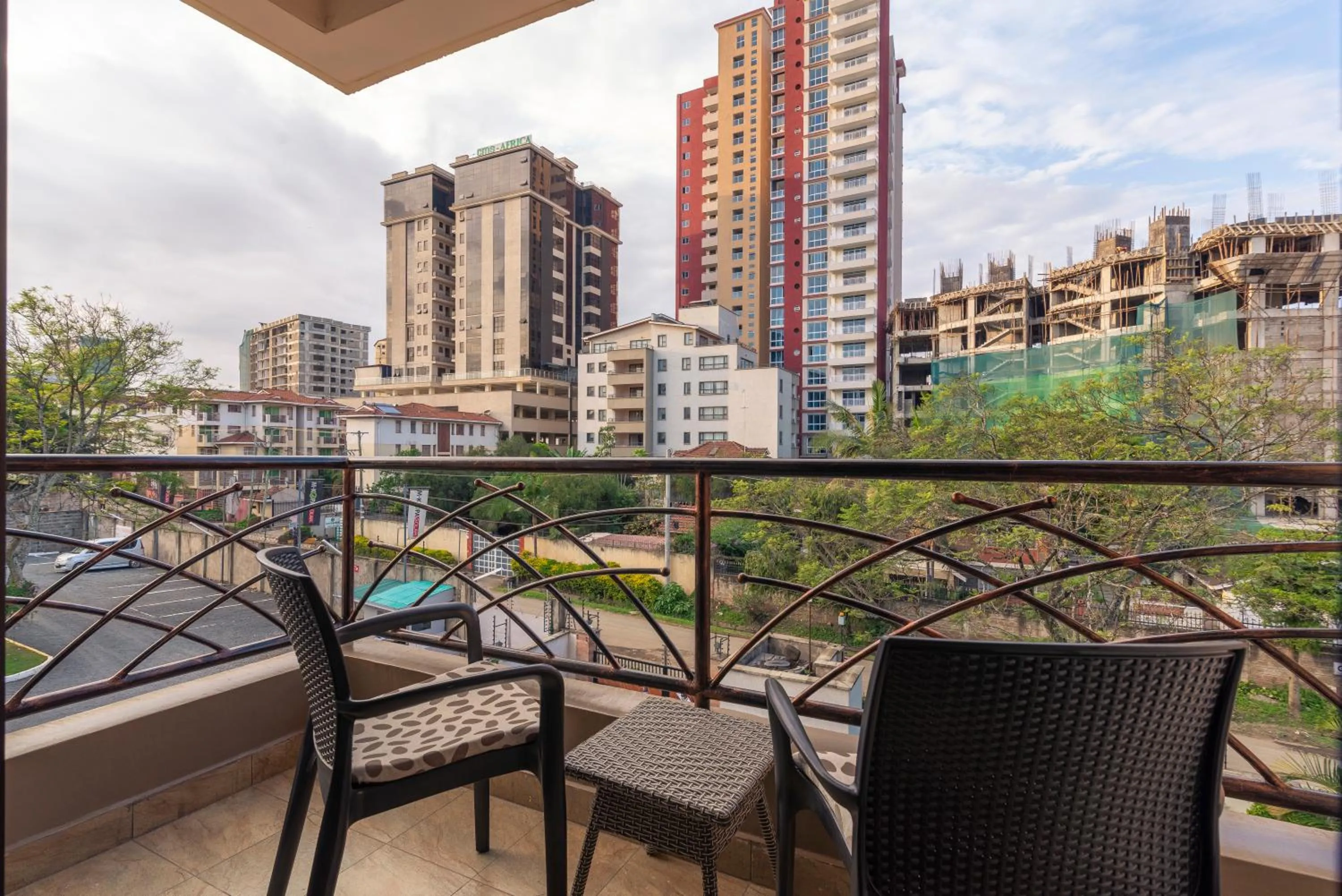 Quiet street view in Highlands Suites Hotel Apartments