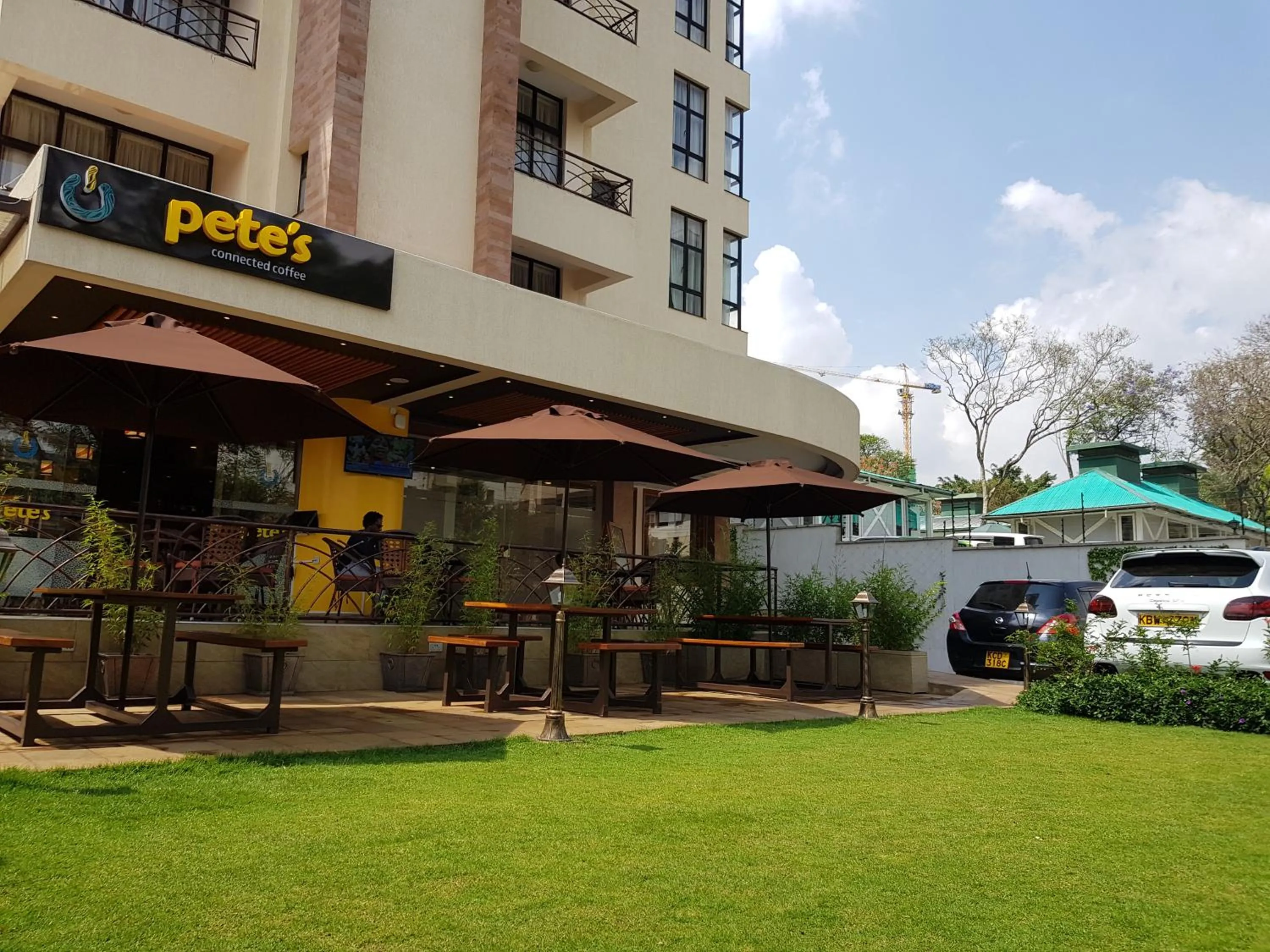 Restaurant/places to eat in Highlands Suites Hotel Apartments