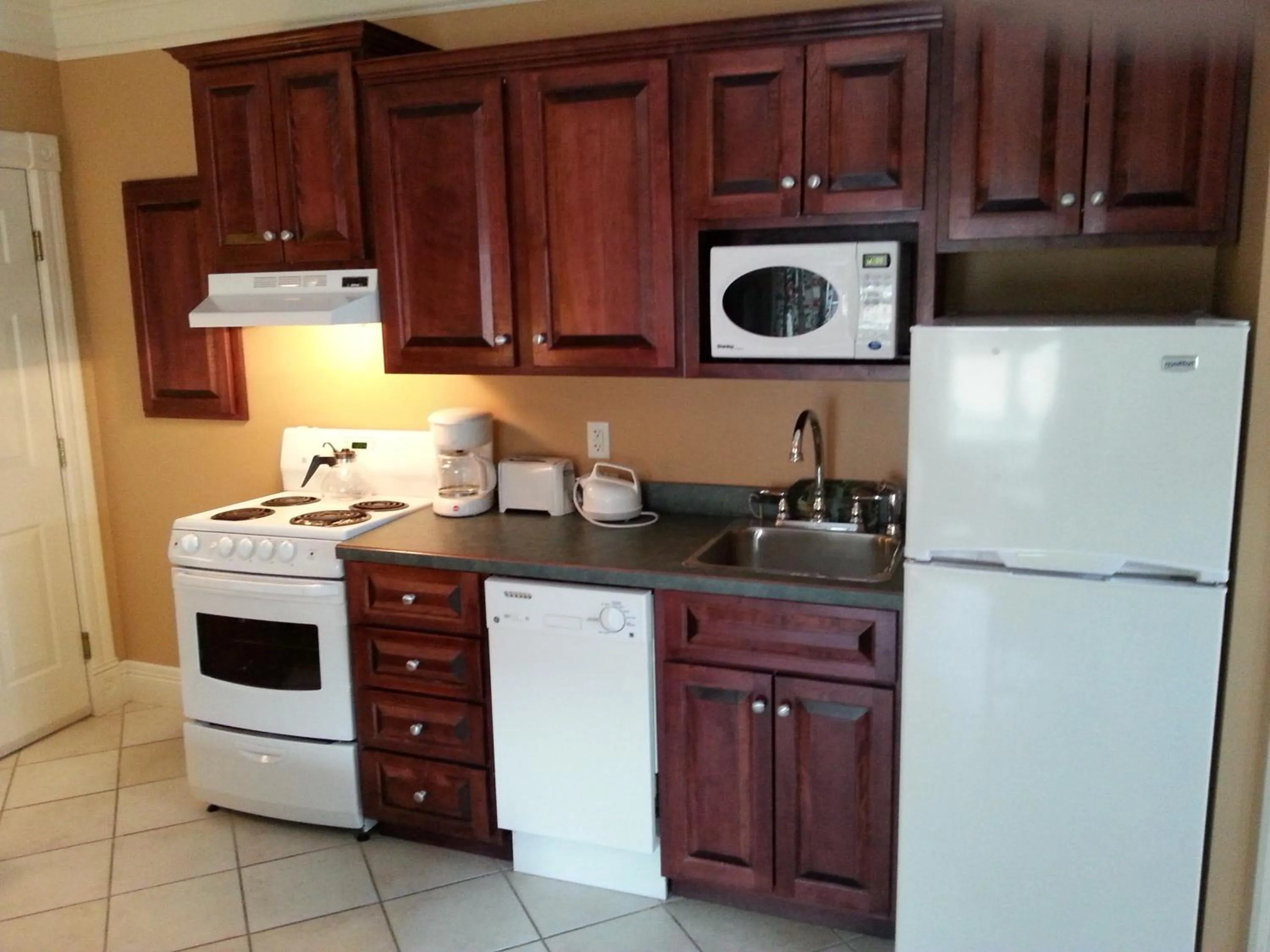 Kitchen or kitchenette in Chipman Hill Suites - Union Street