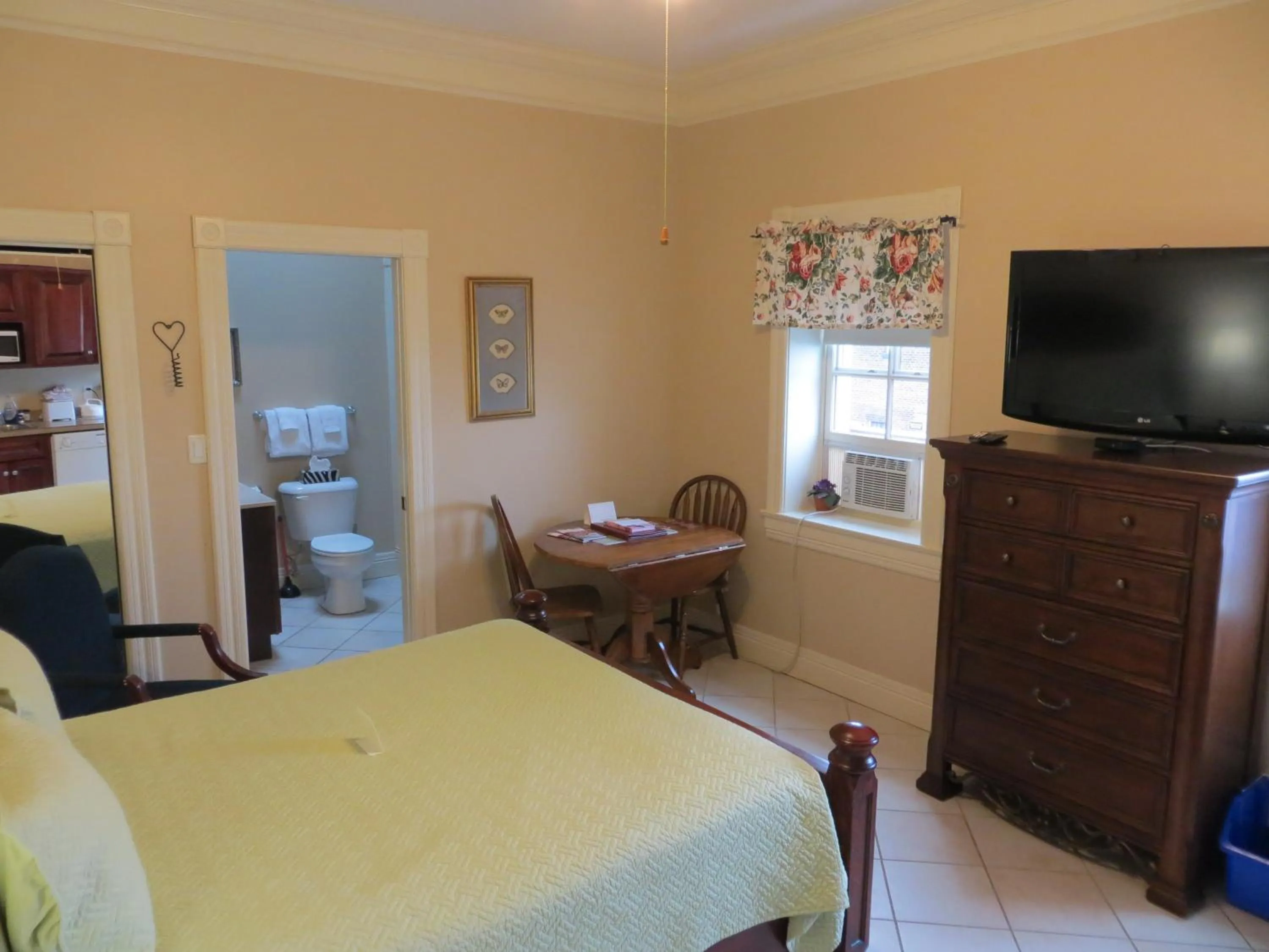 Bedroom, Bed in Chipman Hill Suites - Union Street