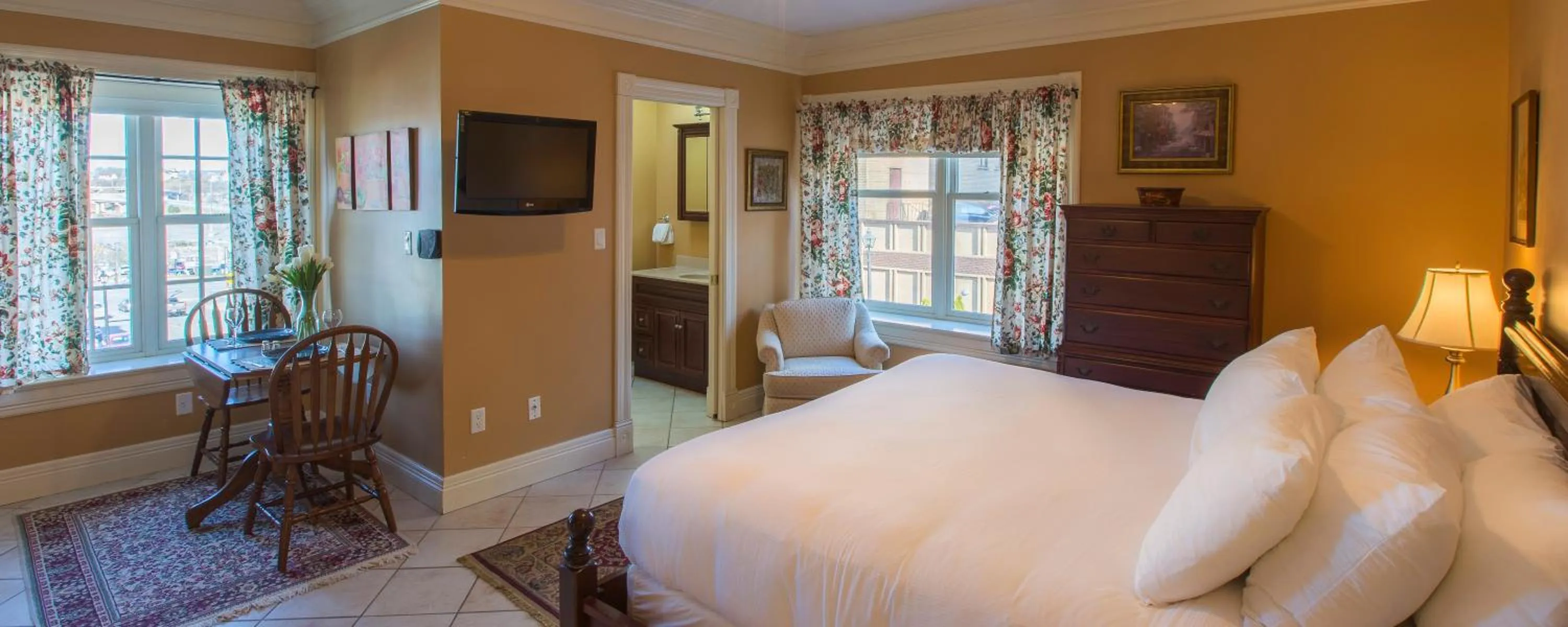 Bedroom, Bed in Chipman Hill Suites - Union Street