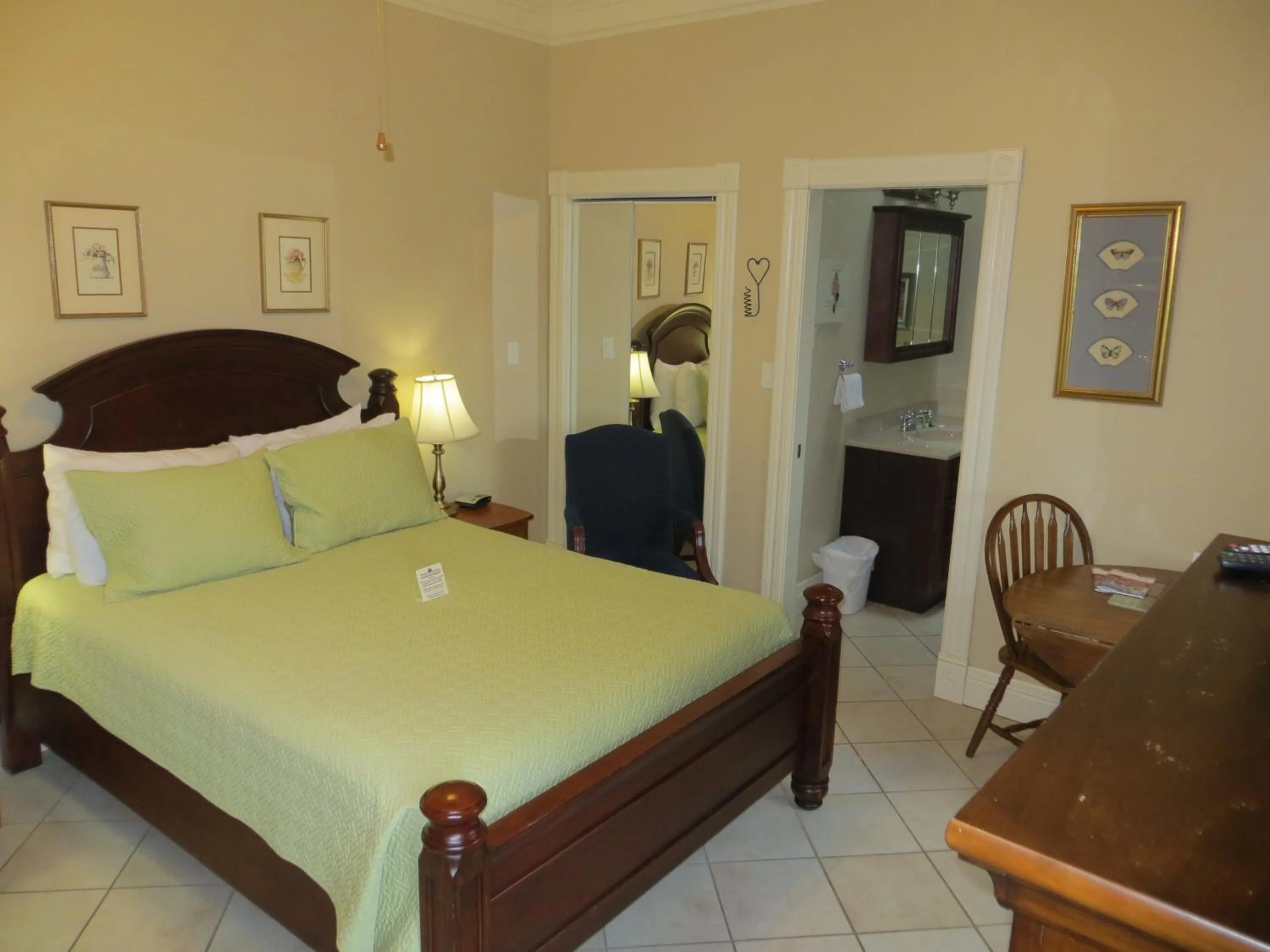 Bedroom, Bed in Chipman Hill Suites - Union Street