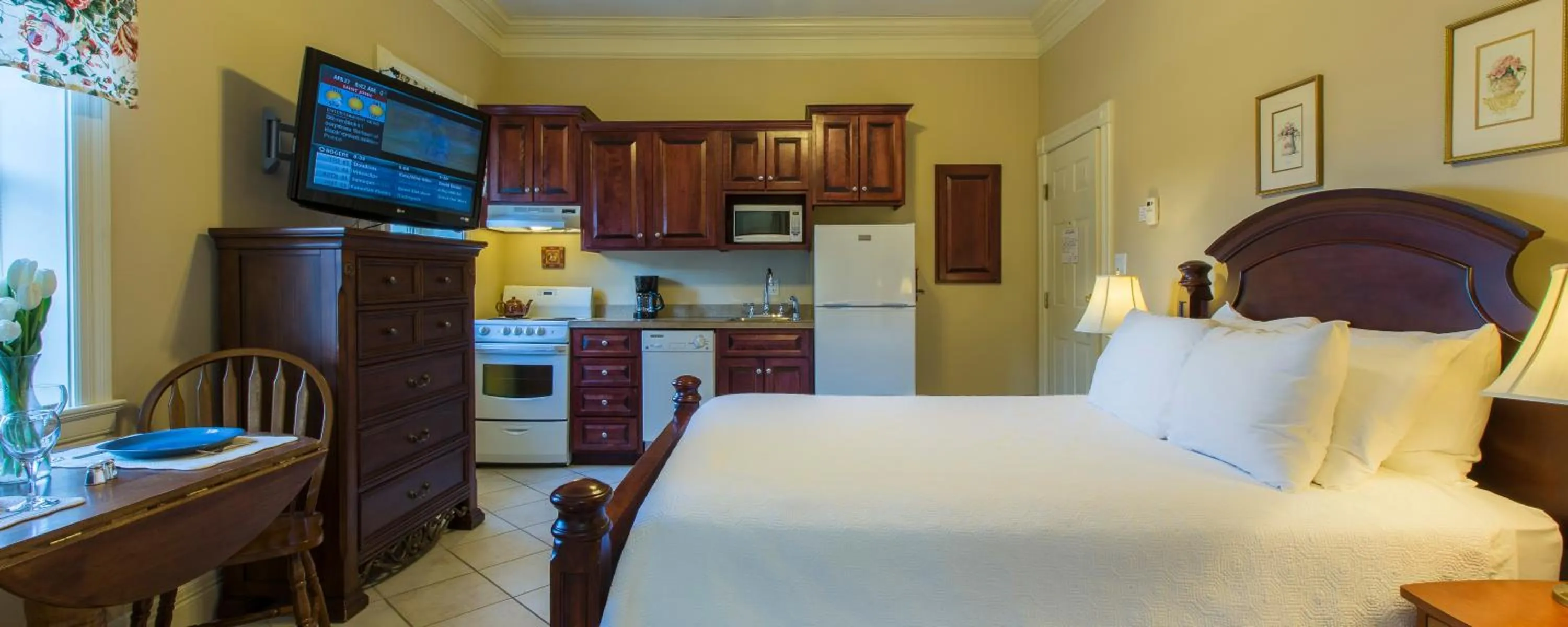 Photo of the whole room, Bed in Chipman Hill Suites - Union Street