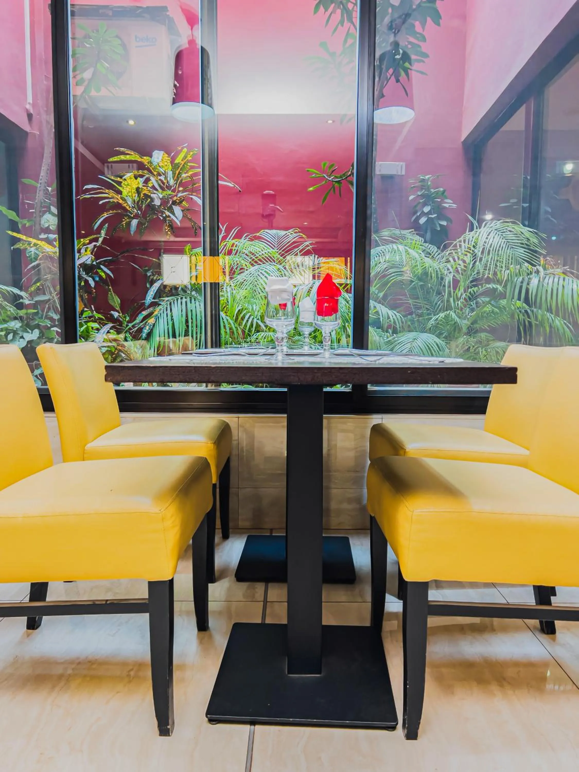 Restaurant/places to eat in Hotel VDN by Good Rade