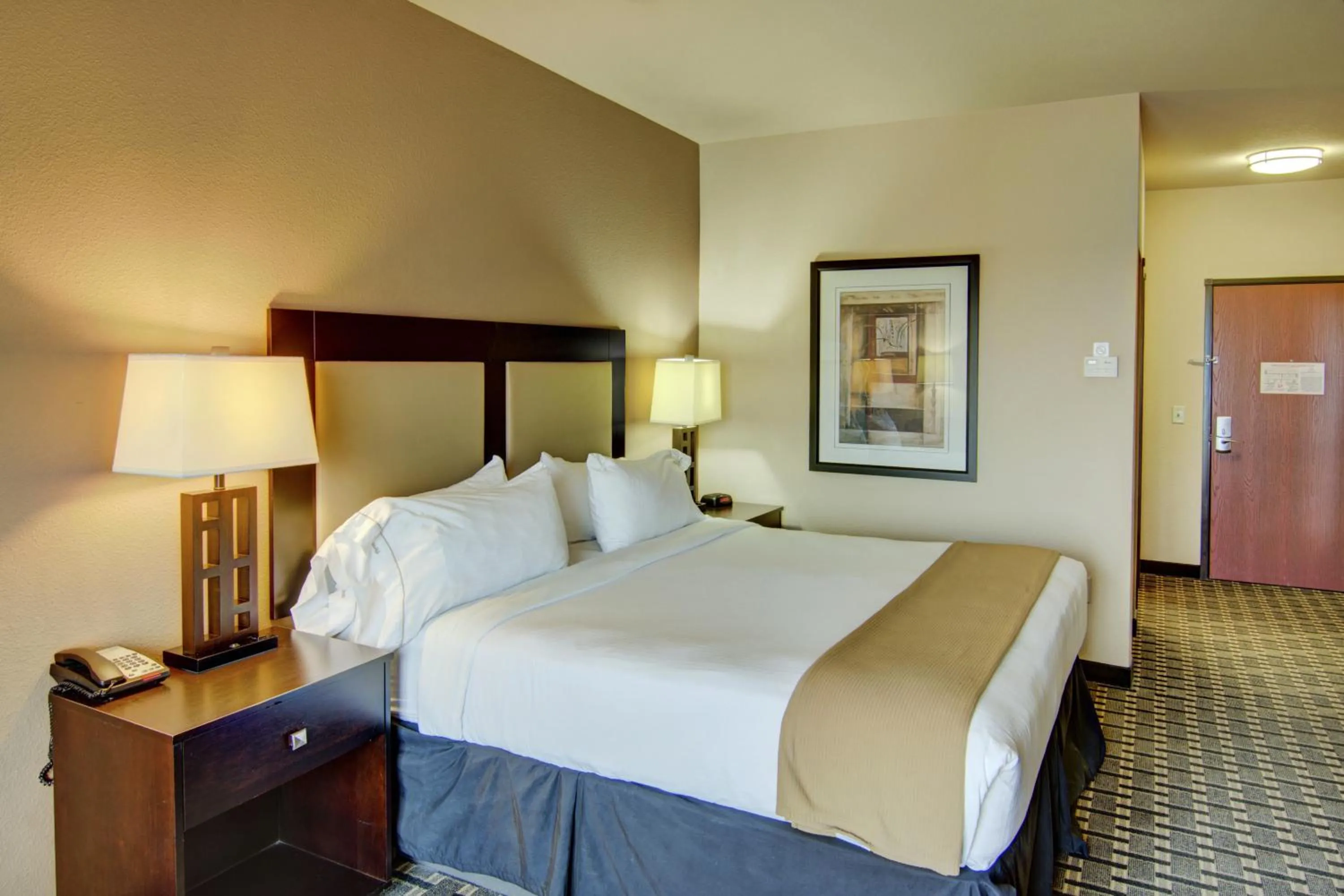 Bedroom, Bed in Holiday Inn Express Hotel & Suites Paris by IHG