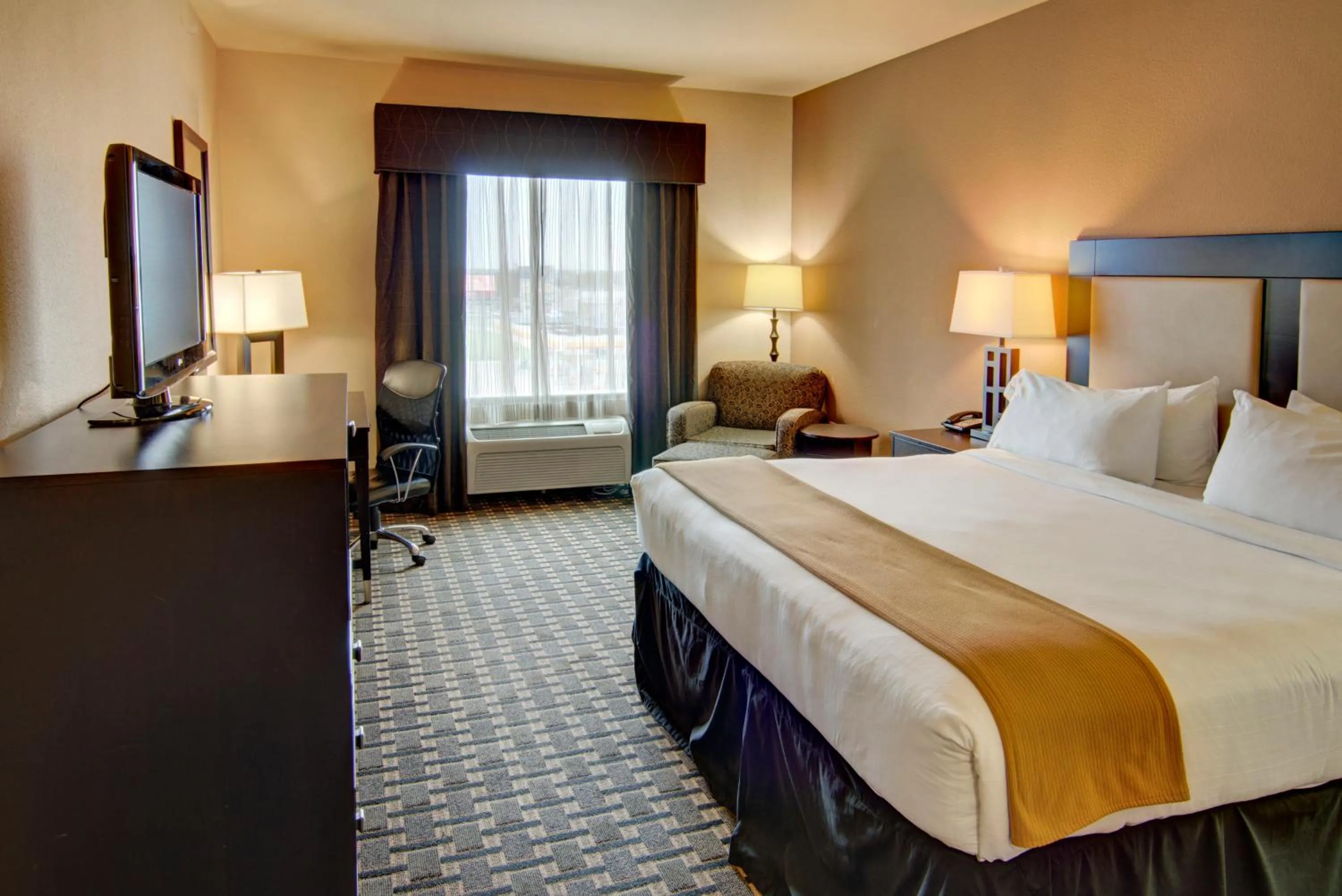 Photo of the whole room, Bed in Holiday Inn Express Hotel & Suites Paris by IHG