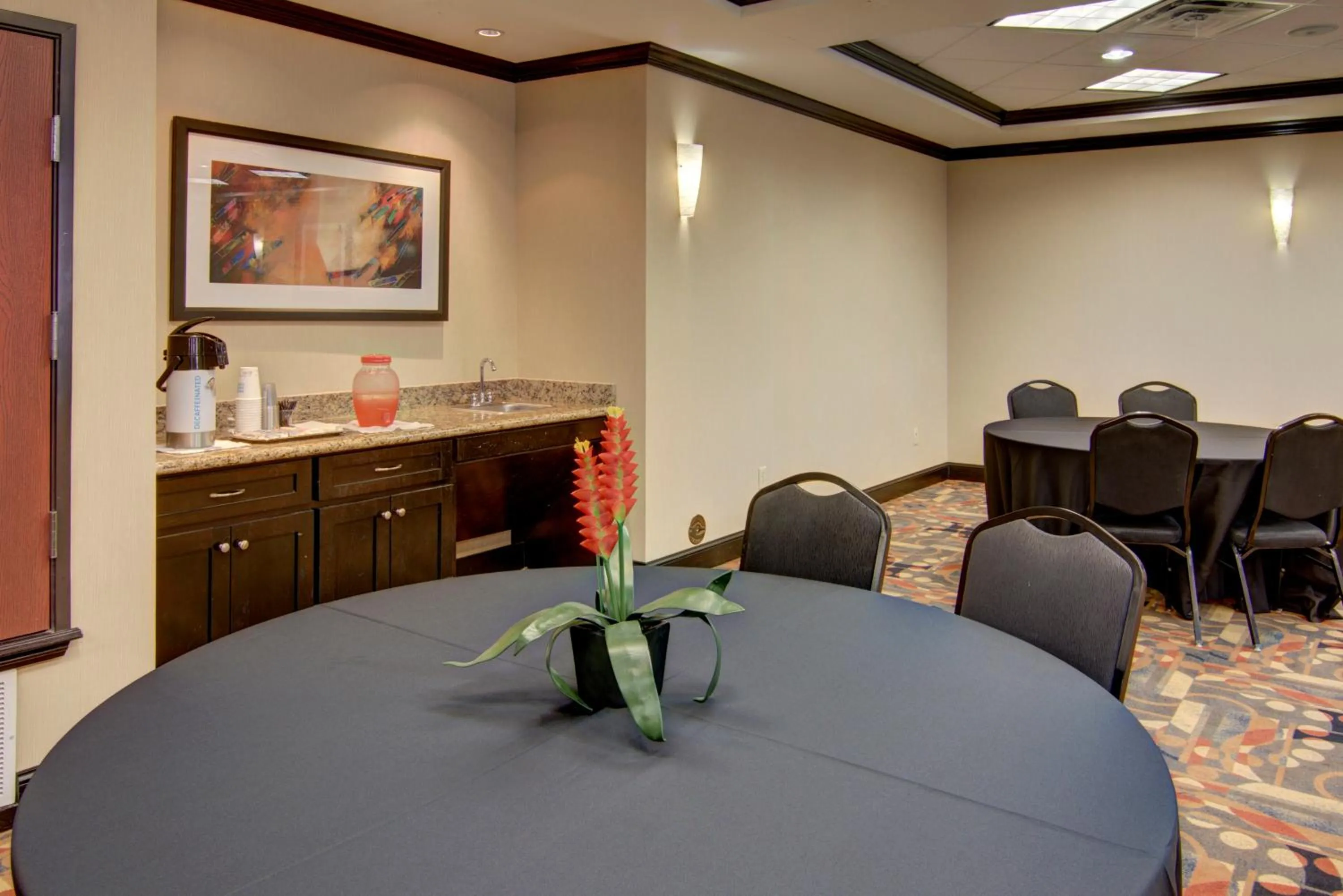 Meeting/conference room in Holiday Inn Express Hotel & Suites Paris by IHG