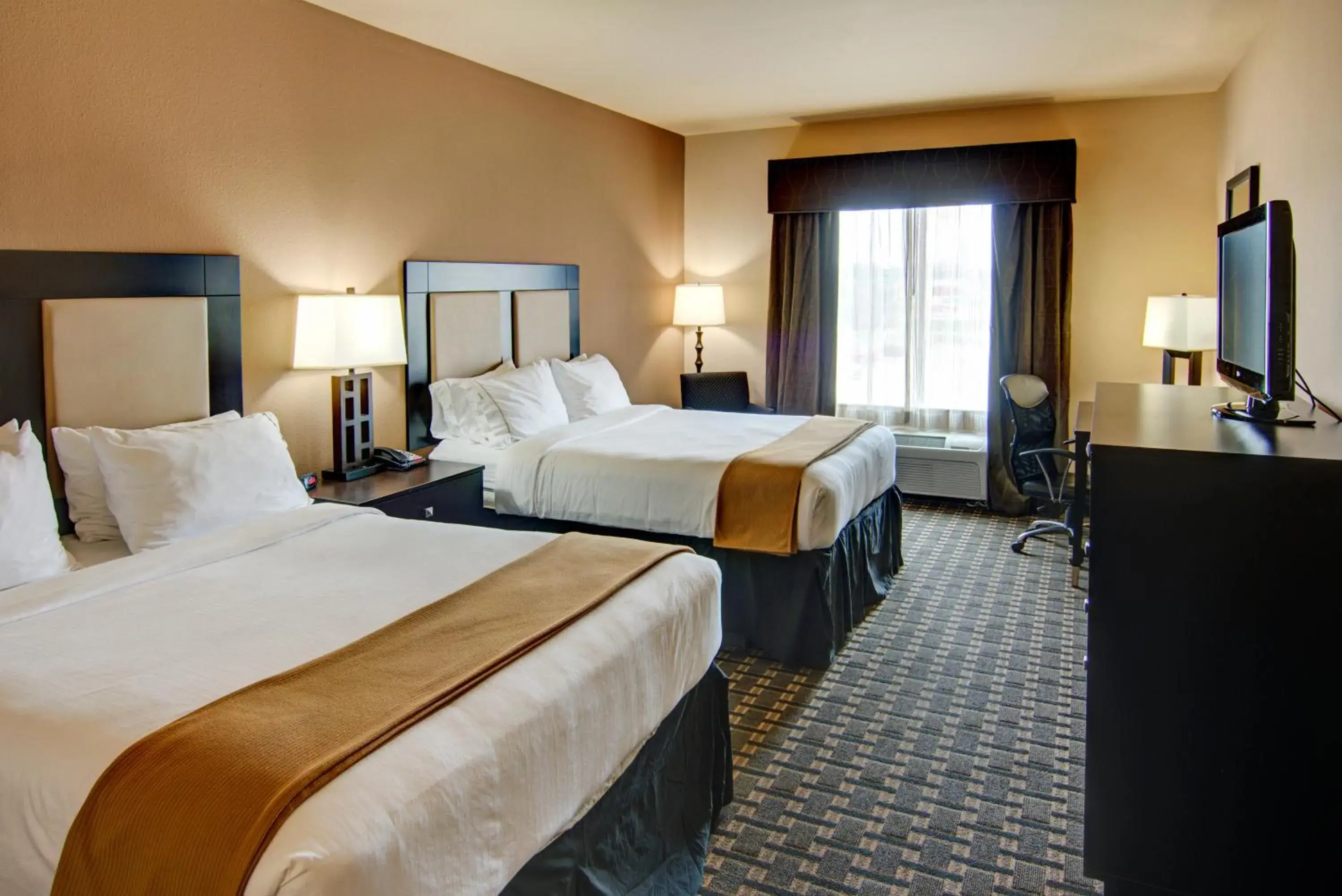 Room with Two Beds - Hearing Accessible - Non-Smoking in Holiday Inn Express Hotel & Suites Paris by IHG Room with Two Beds - Hearing Accessible - Non-Smoking in Holiday Inn Express Hotel & Suites Paris by IHG