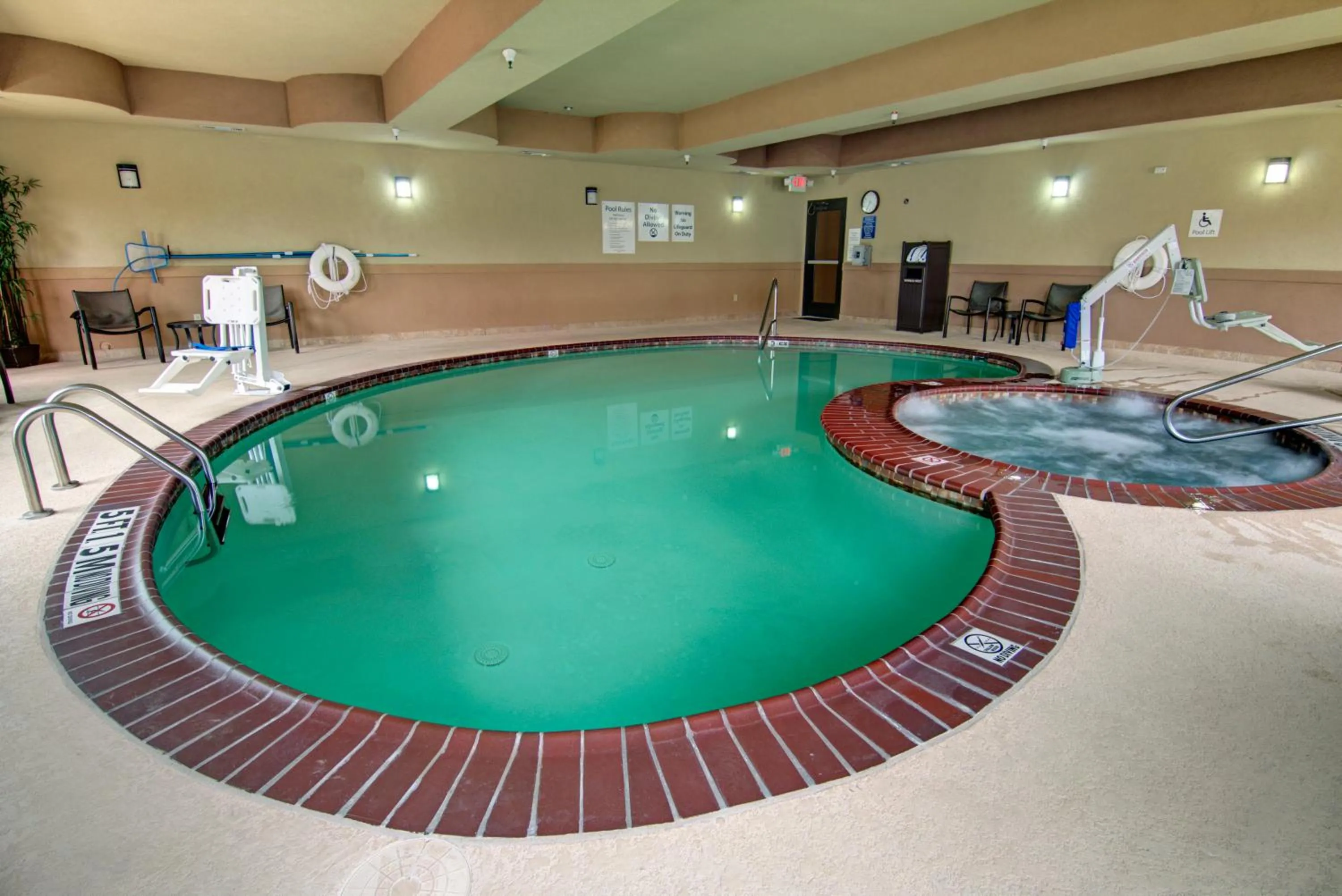Swimming pool in Holiday Inn Express Hotel & Suites Paris by IHG