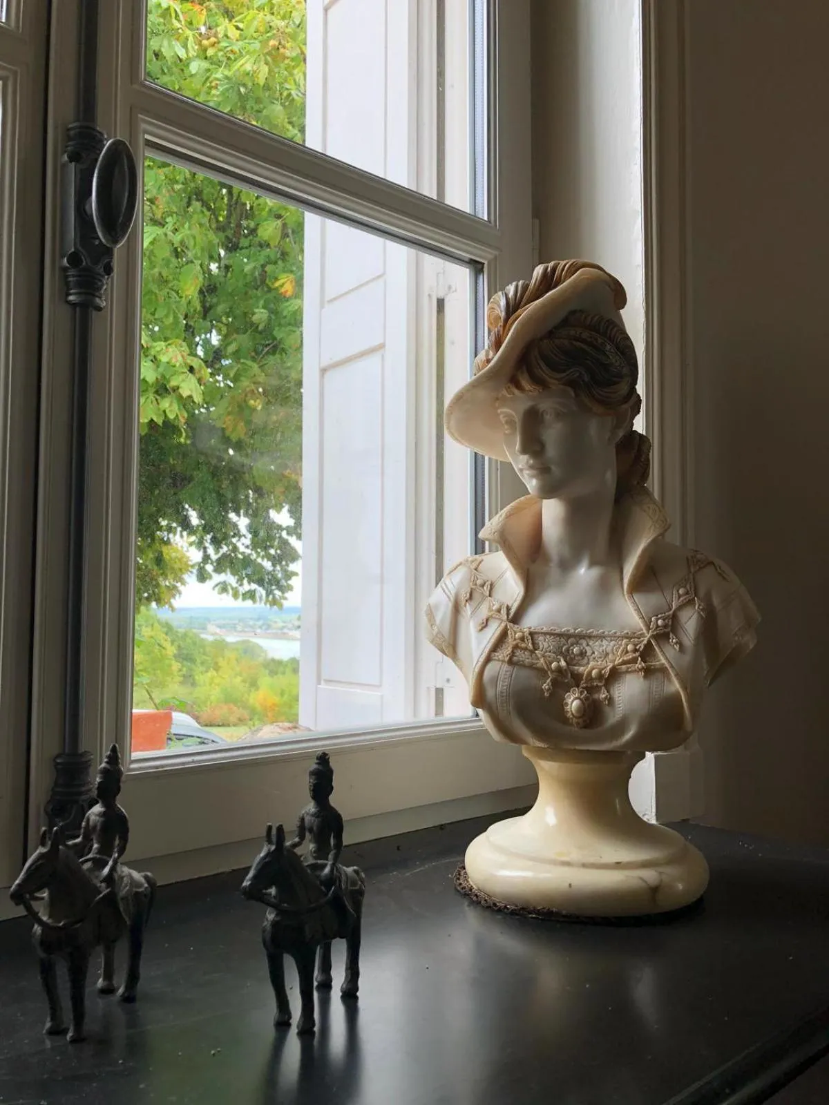 Communal lounge/ TV room in Manoir la Rumillette