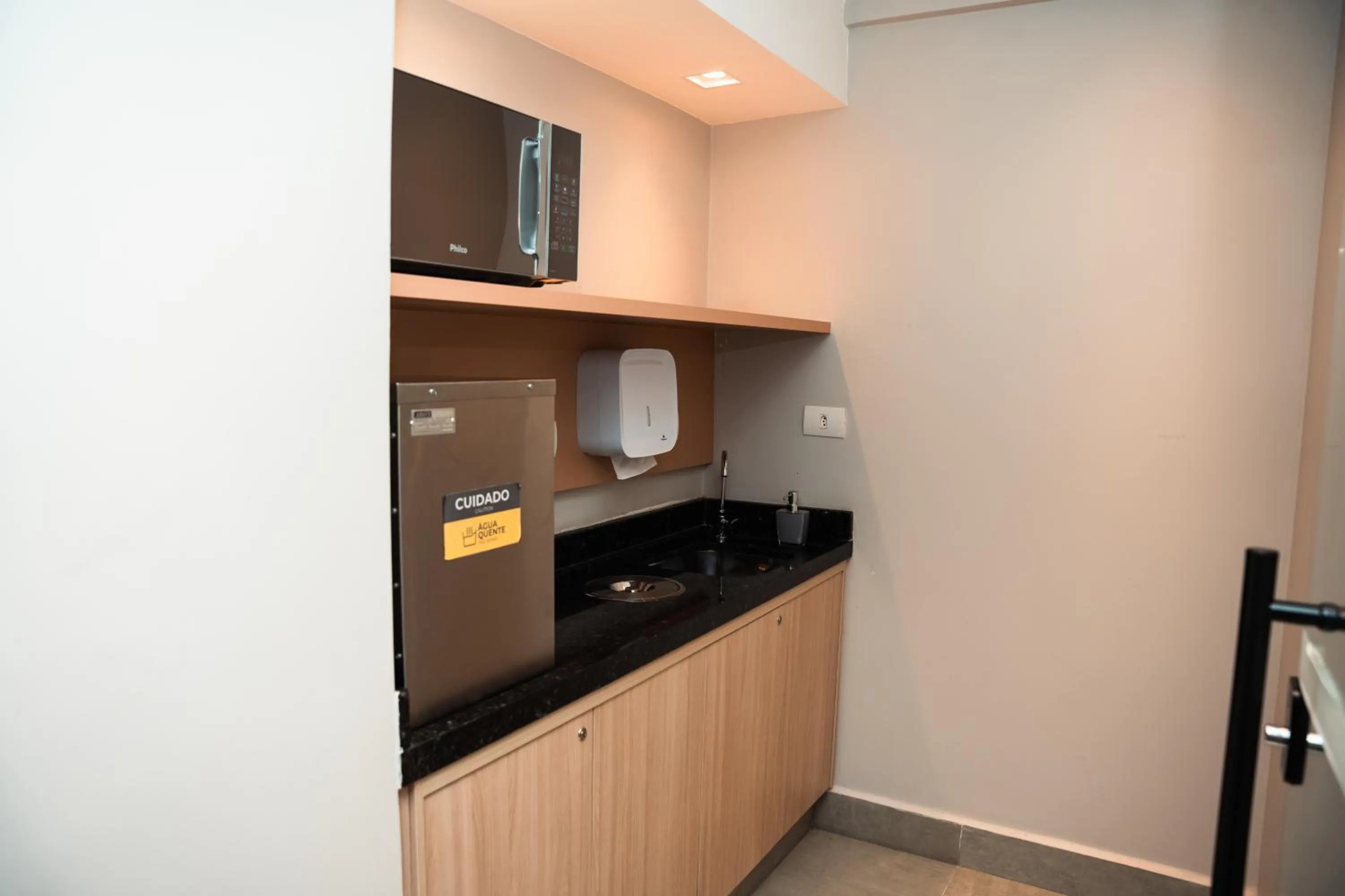 Communal kitchen in Foz Plaza Hotel