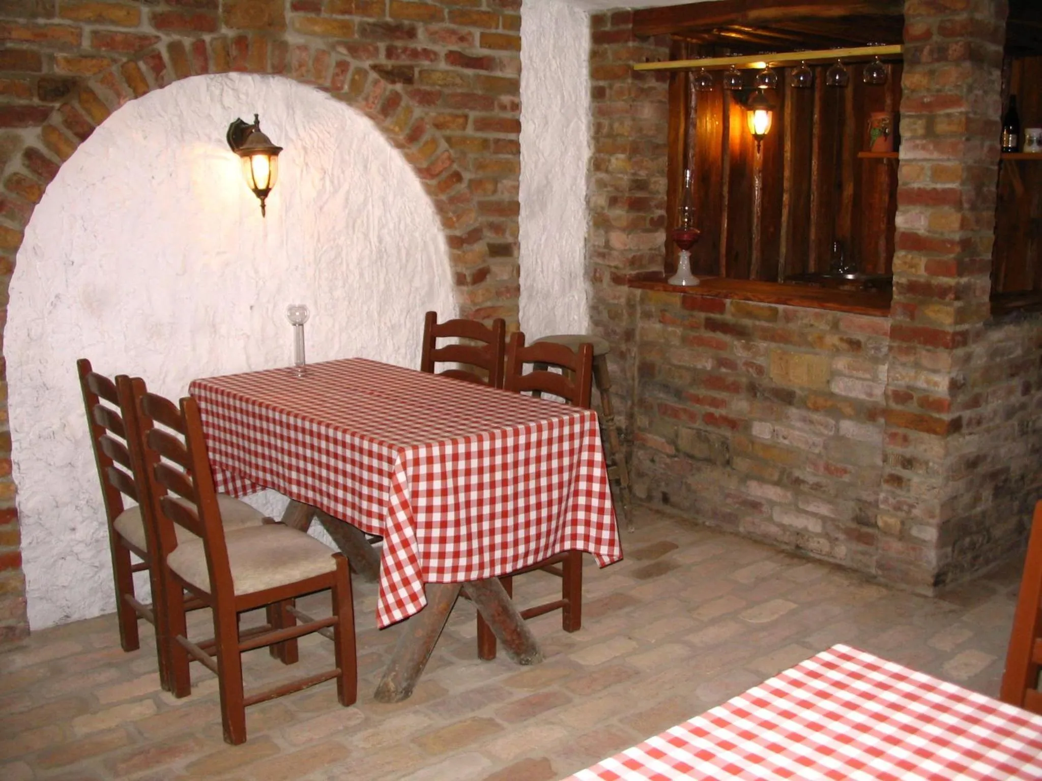 Restaurant/places to eat in Halász Airport Panzio