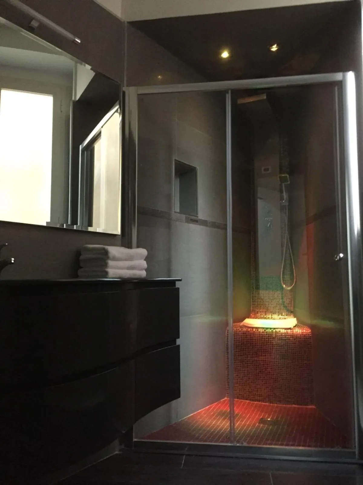 Shower in MB95 - Mezzocannone Luxurious Bed&Breakfast