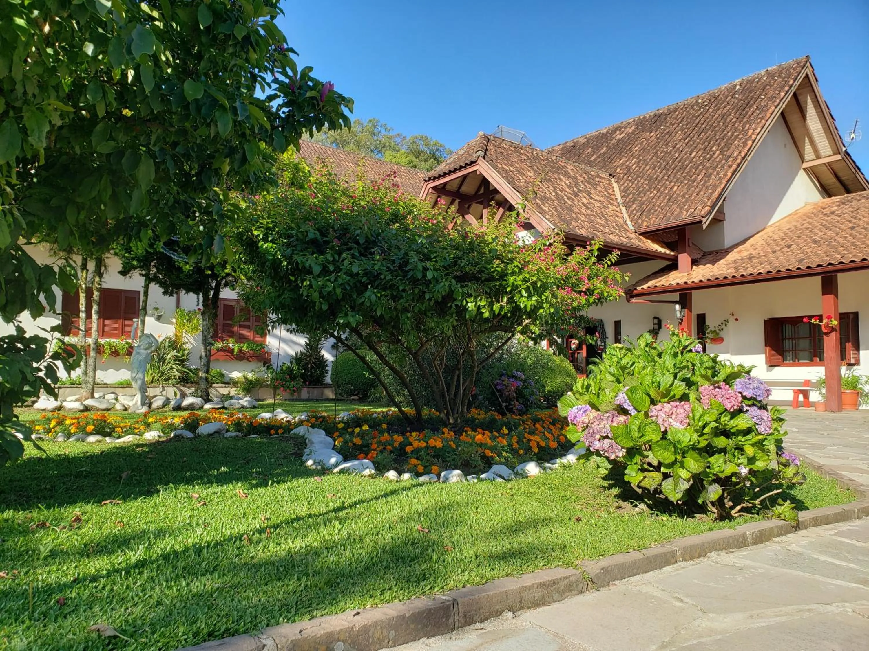 Property building in Hotel Pousada das Flores
