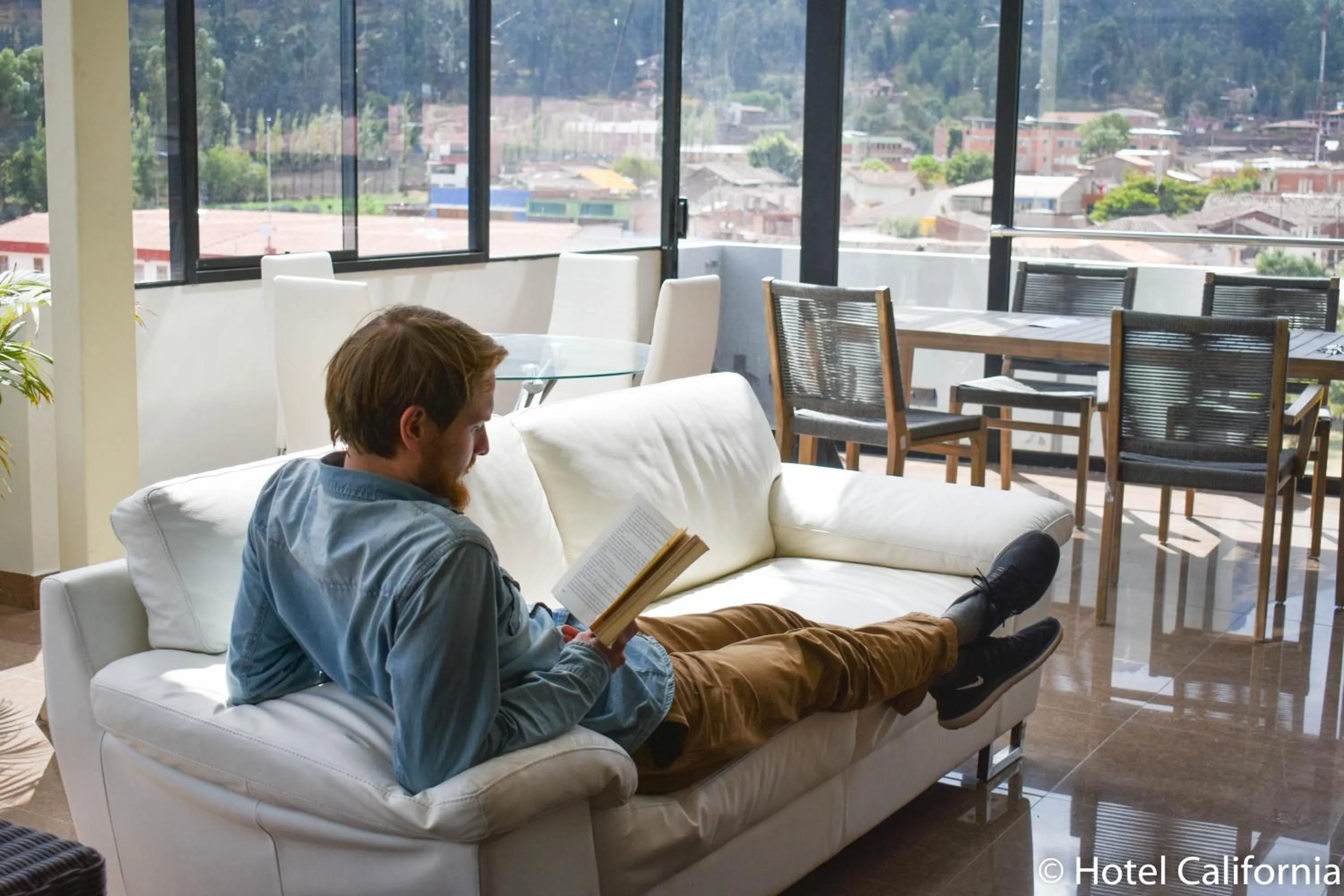Communal lounge/ TV room in Hotel California Calca