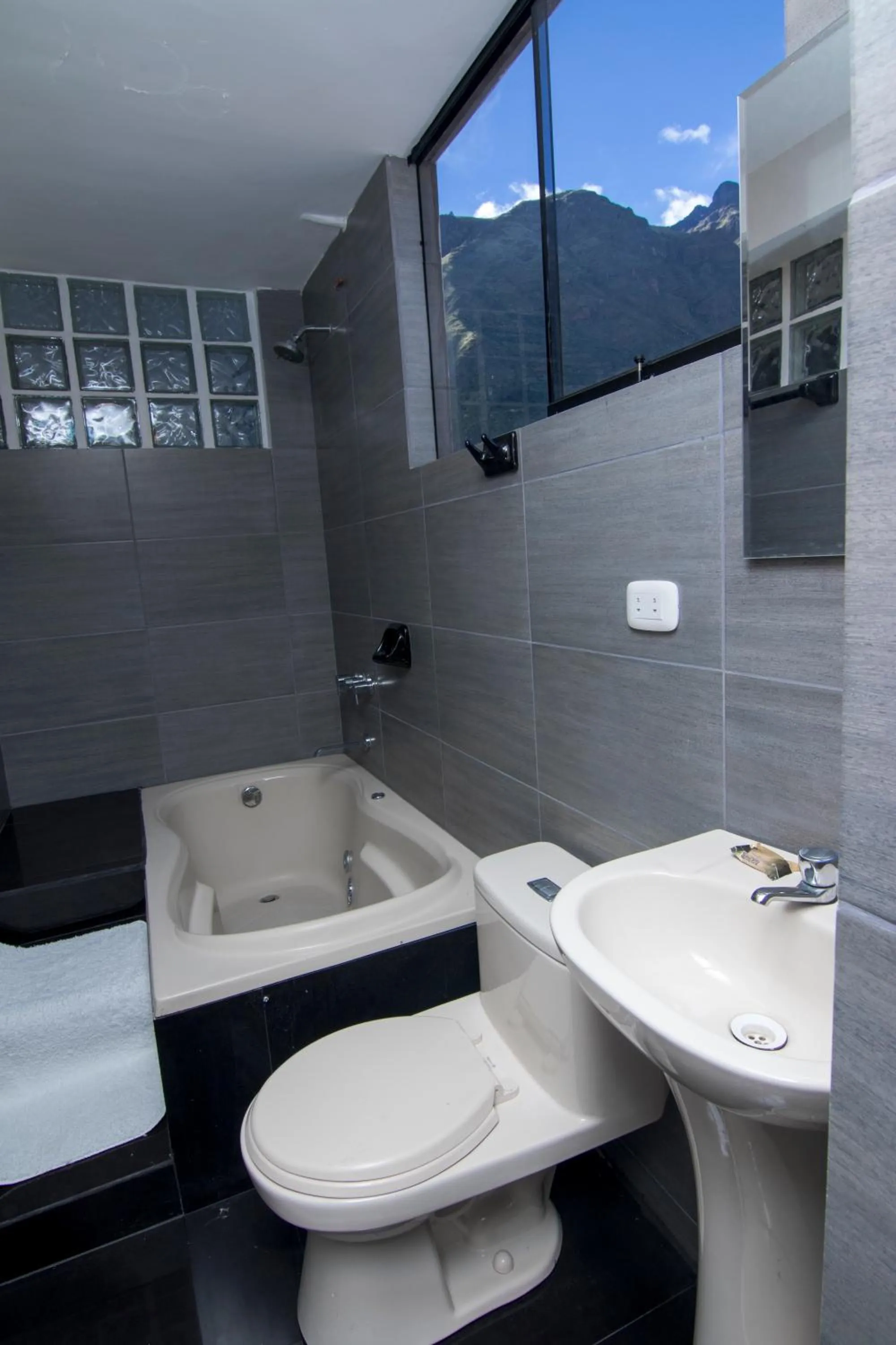 Bathroom in Hotel California Calca