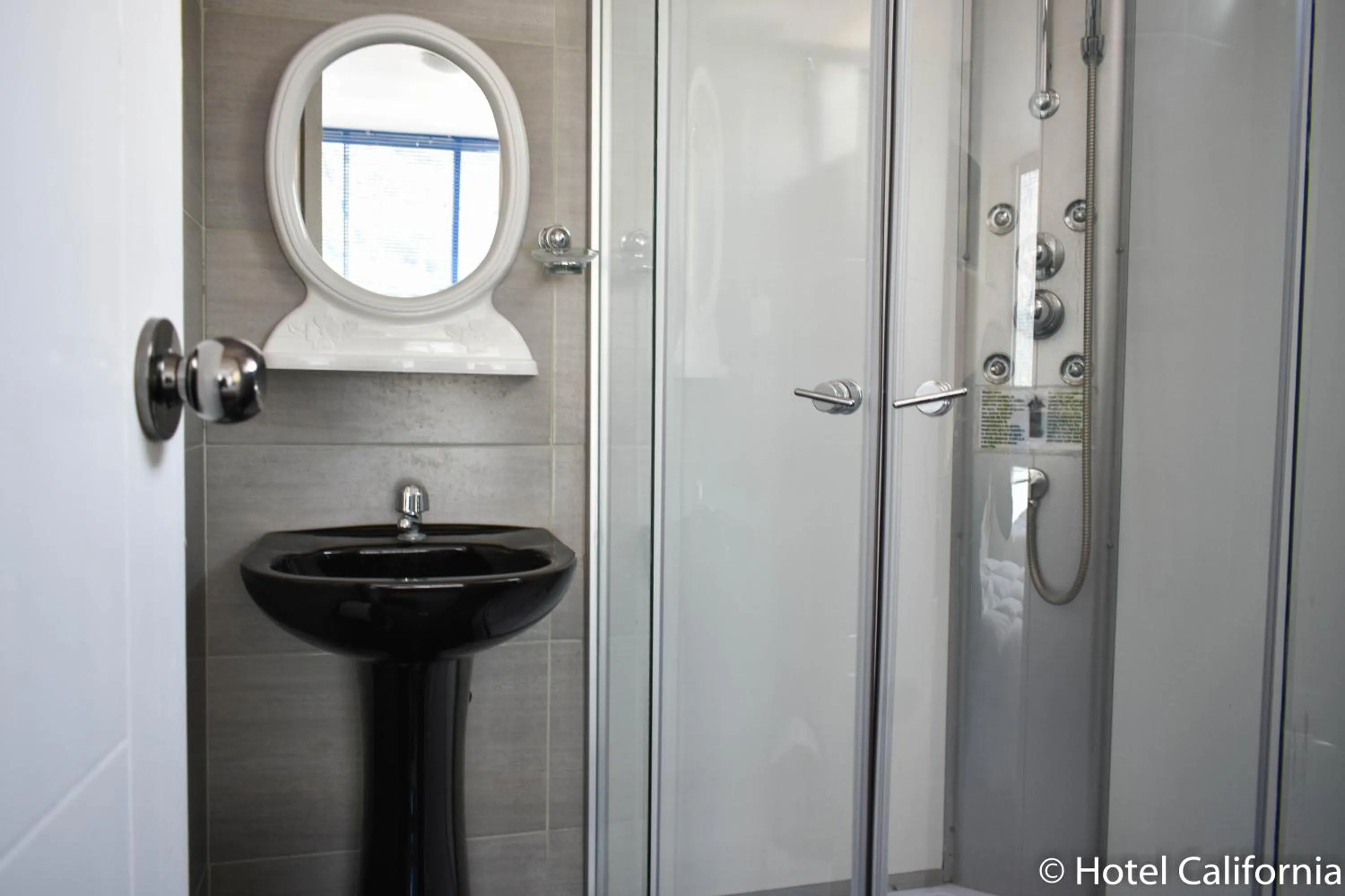 Bathroom in Hotel California Calca