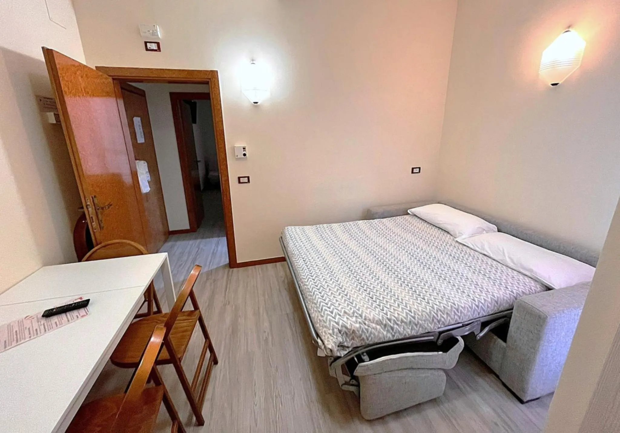 Photo of the whole room, Bed in Residence Rosa