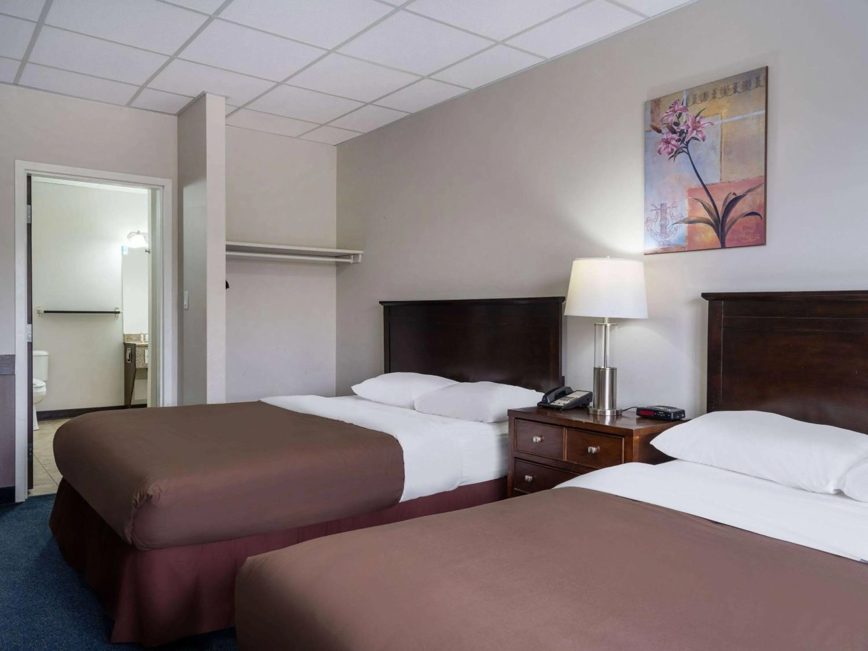 Photo of the whole room, Bed in Travelodge by Wyndham Wetaskiwin