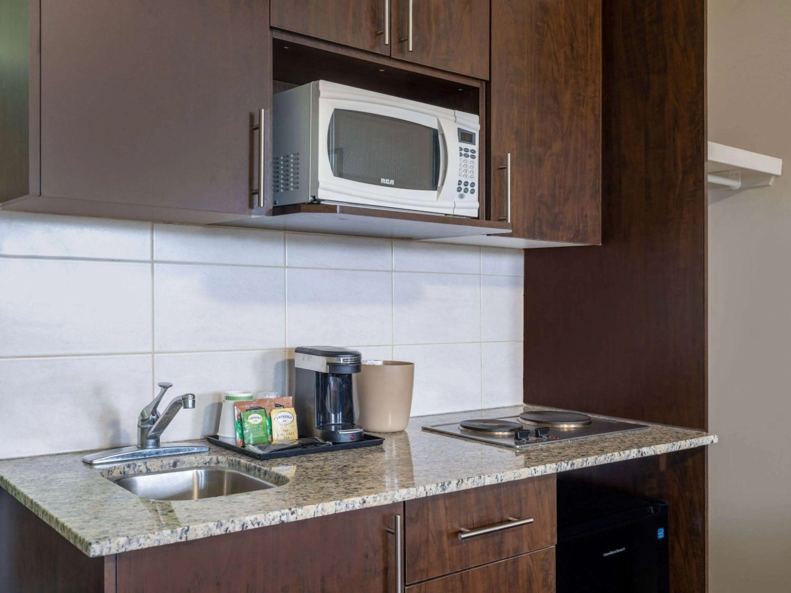 Kitchen or kitchenette in Travelodge by Wyndham Wetaskiwin