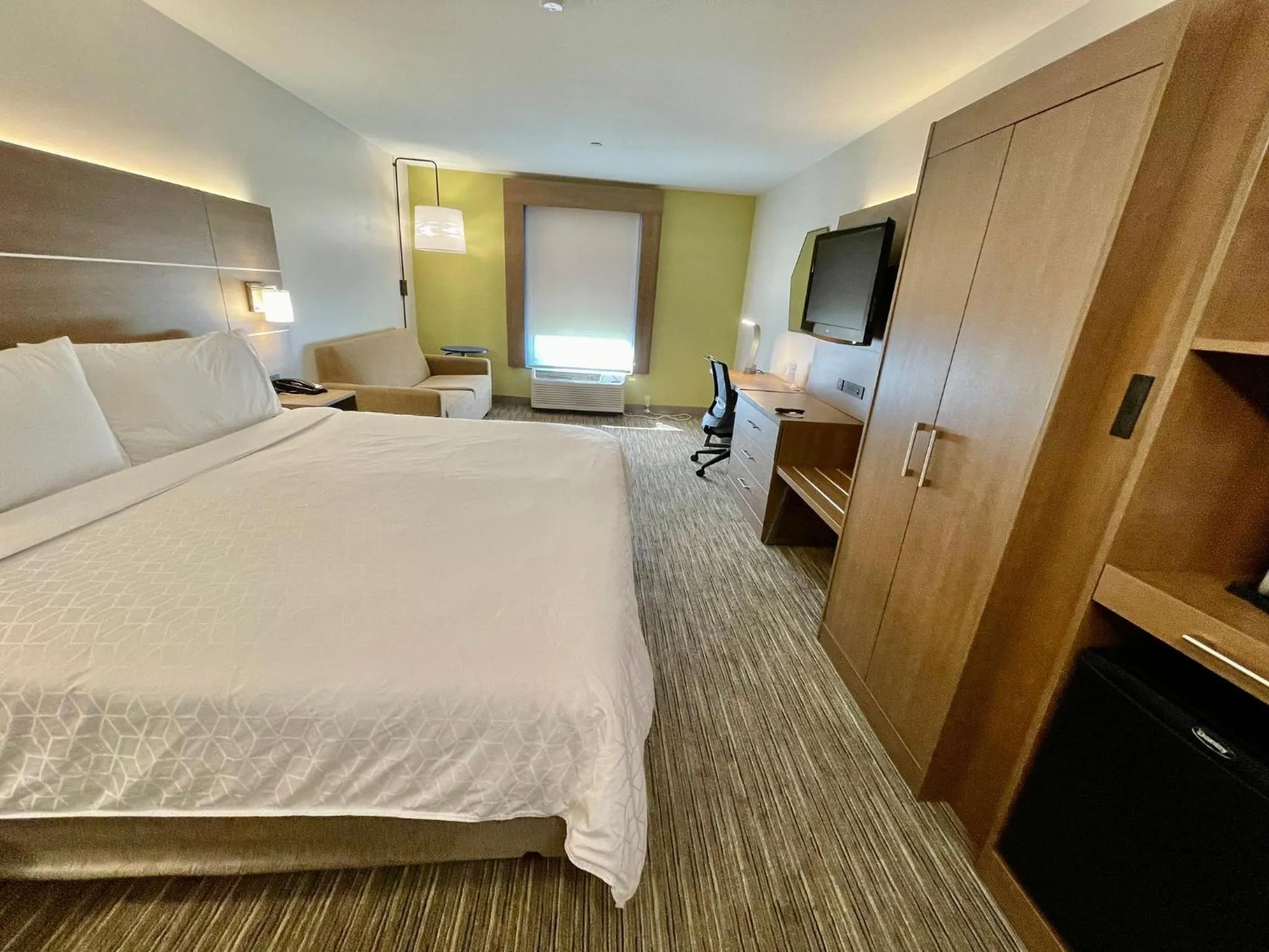 Photo of the whole room, Bed in Holiday Inn Express & Suites Sulphur - Lake Charles by IHG