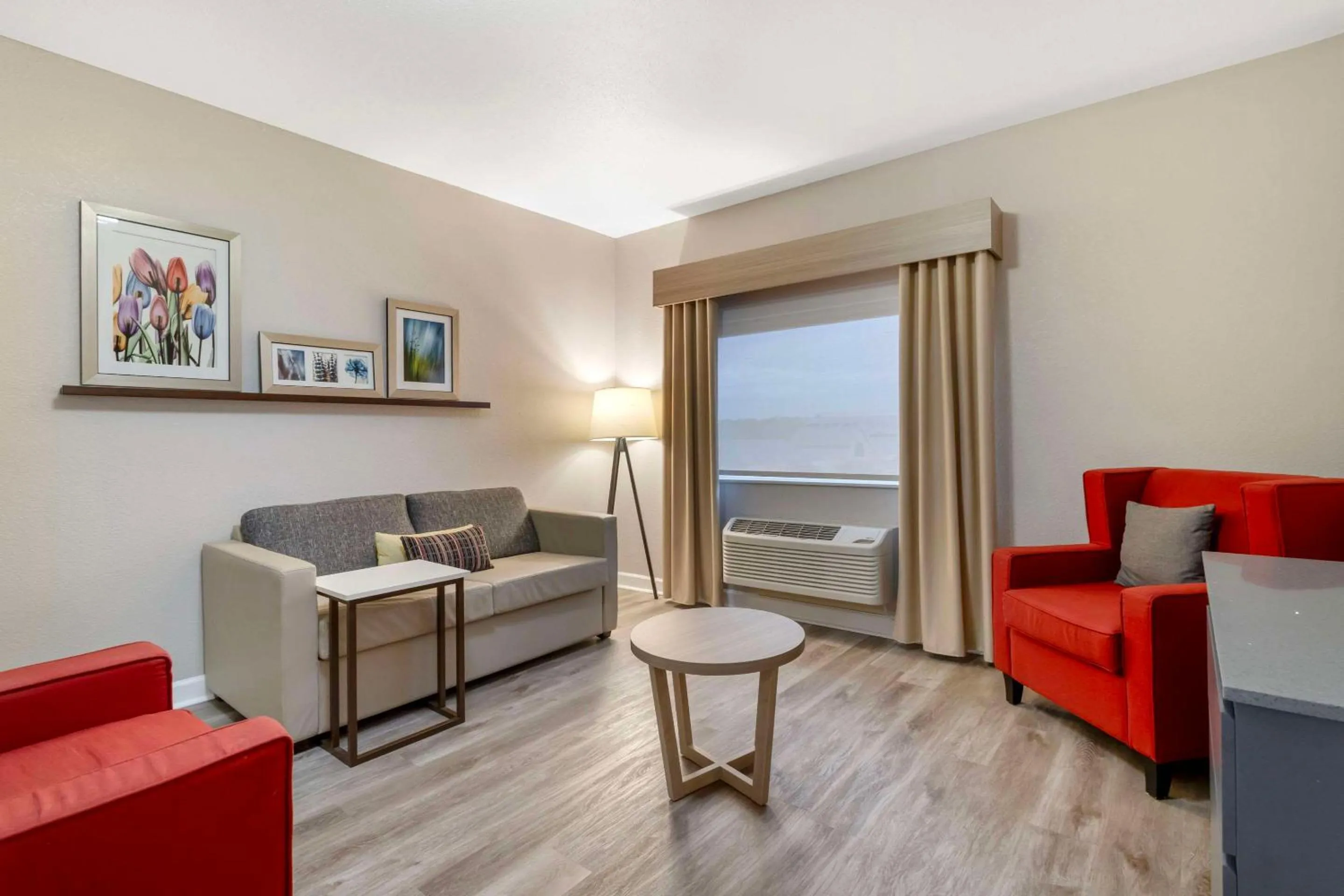 Bedroom in Comfort Suites Shenandoah-The Woodlands