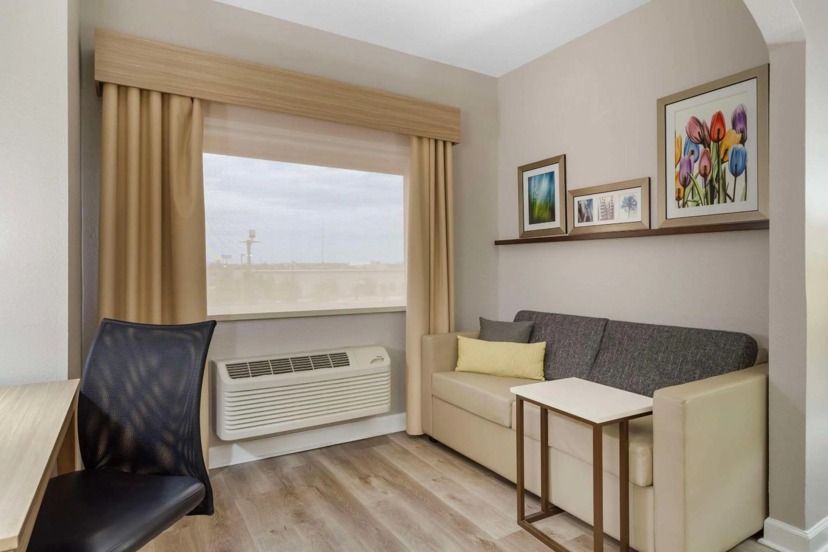 Bedroom in Comfort Suites Shenandoah-The Woodlands