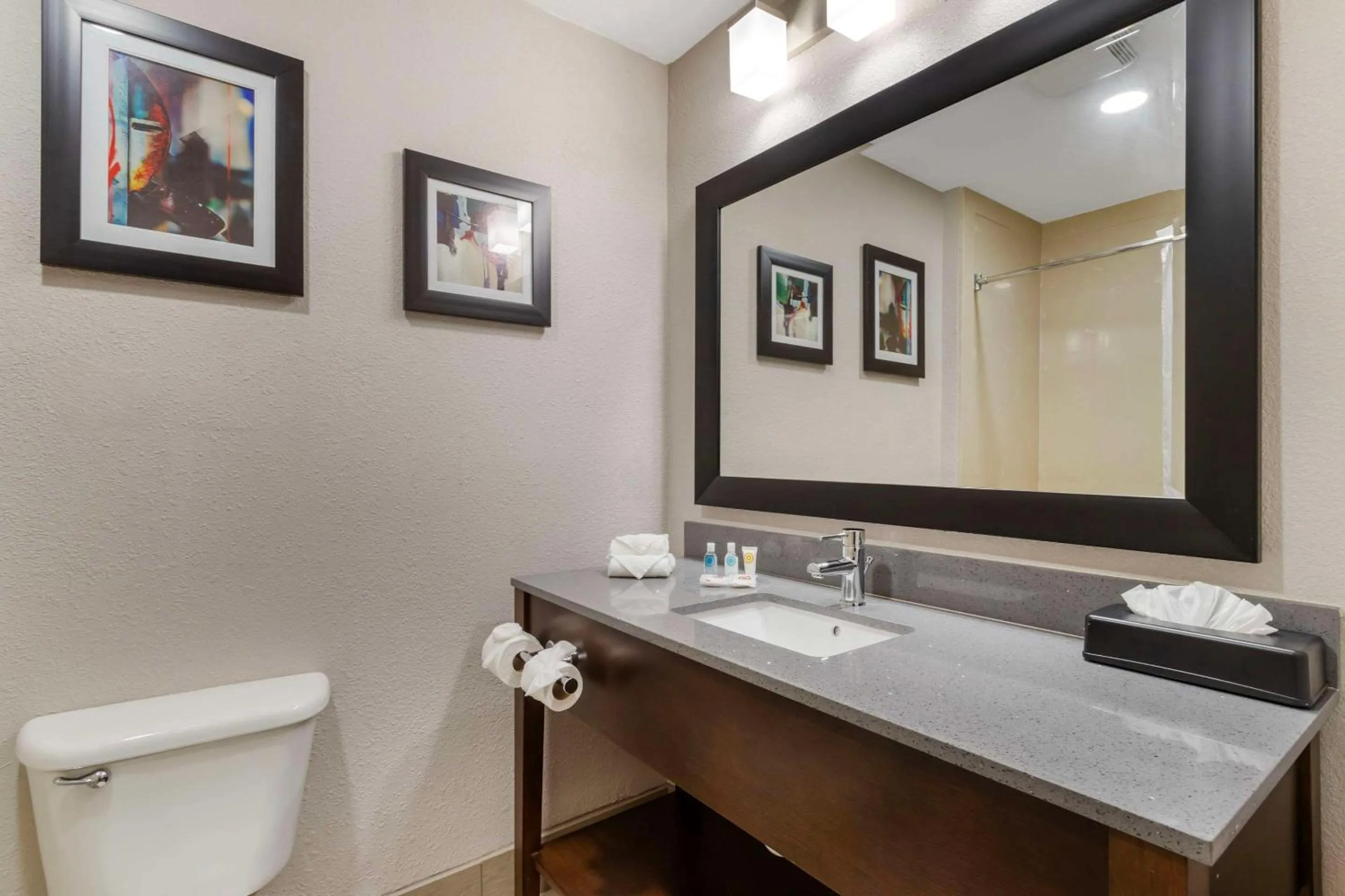 Bedroom in Comfort Suites Shenandoah-The Woodlands